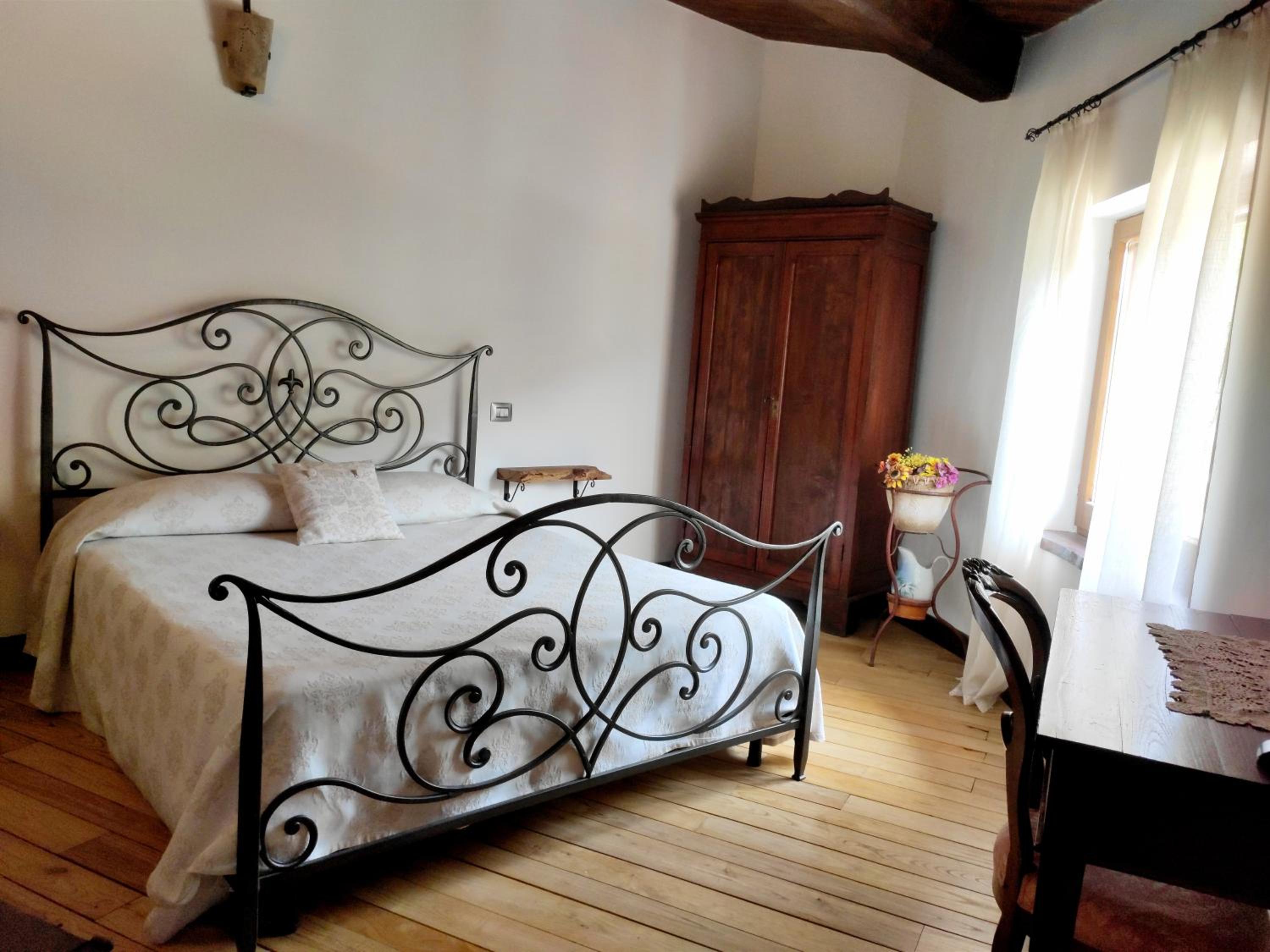 Double Room with Private Bathroom - Photo 2