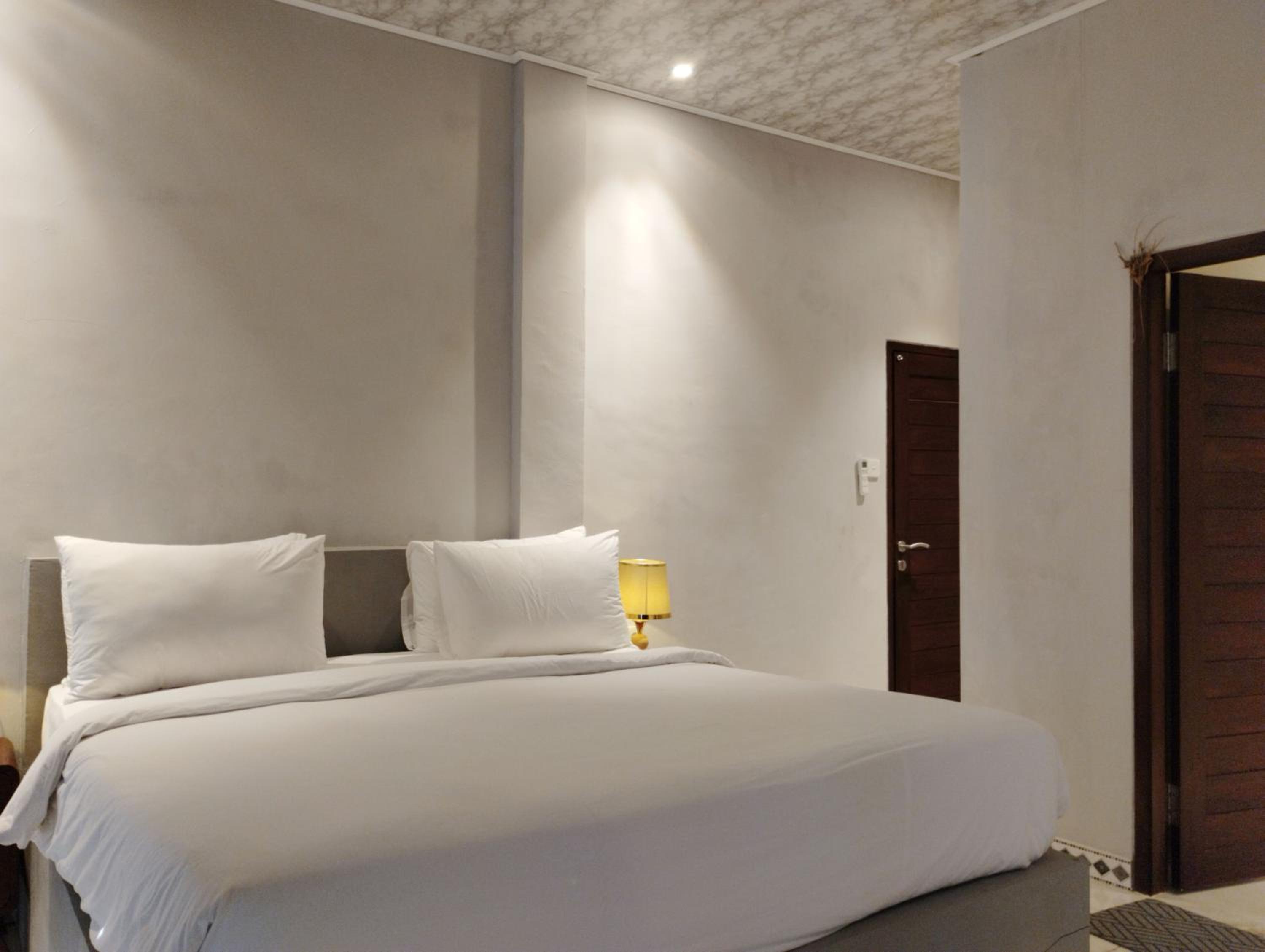 Deluxe King Suite - Photo 2