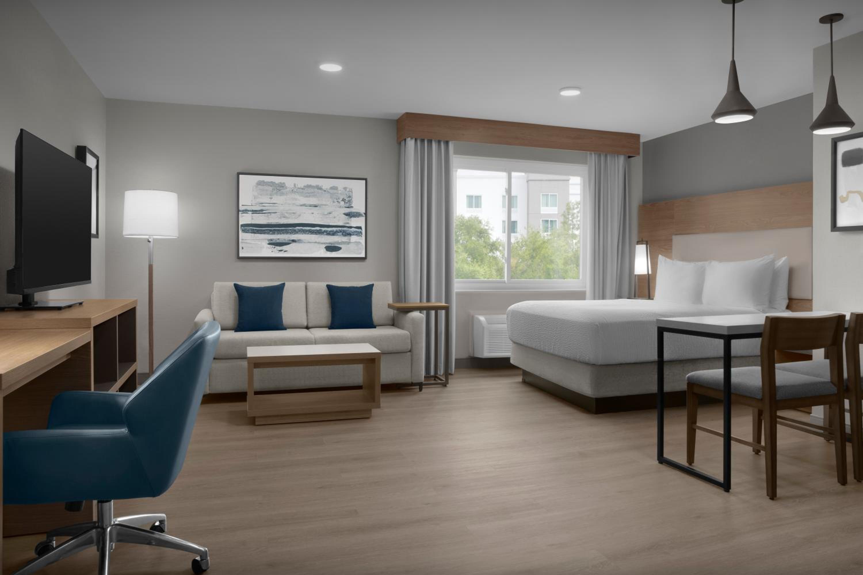 Queen Studio Suite - Photo 8