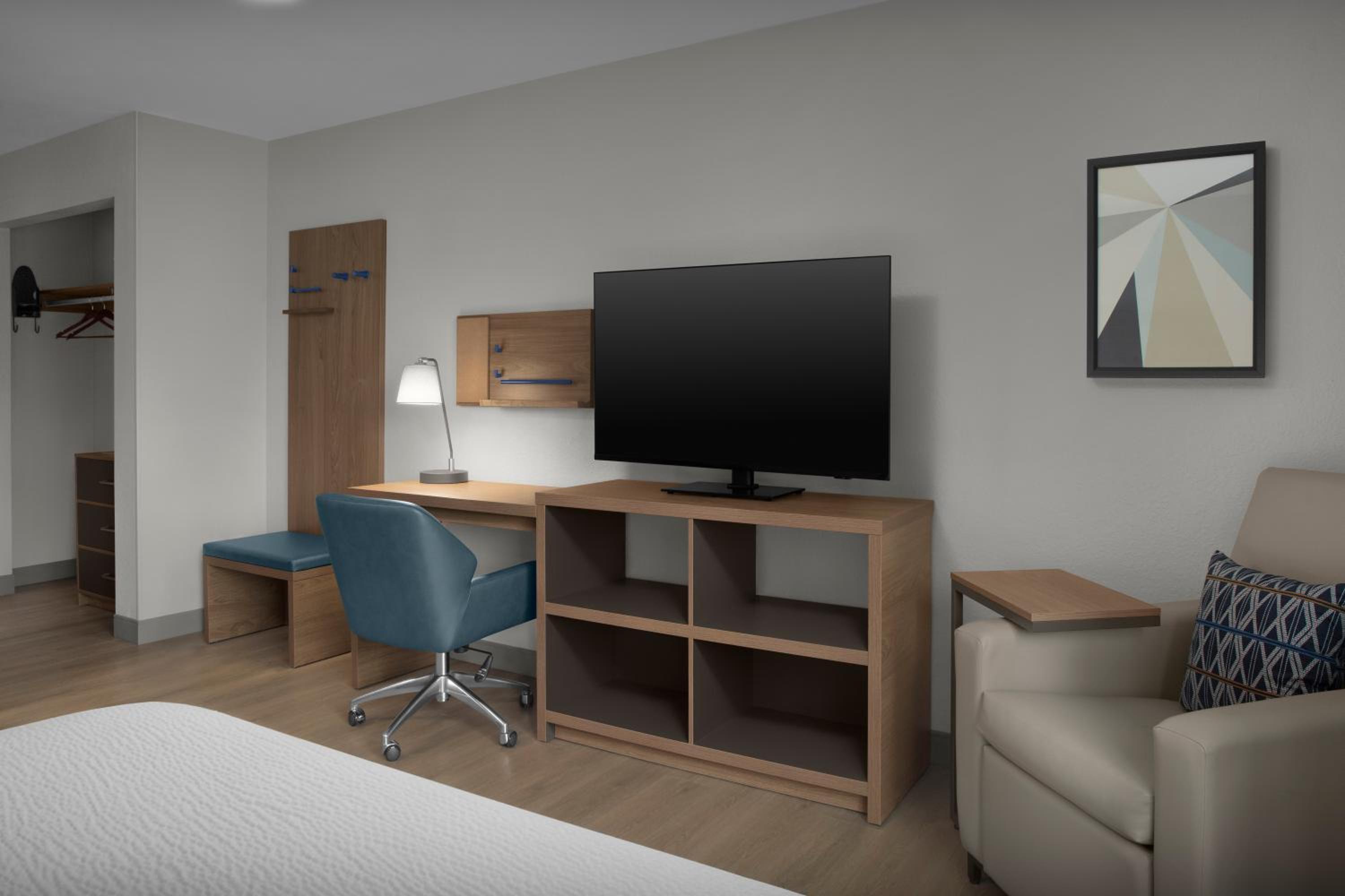Queen Studio Suite - Photo 1