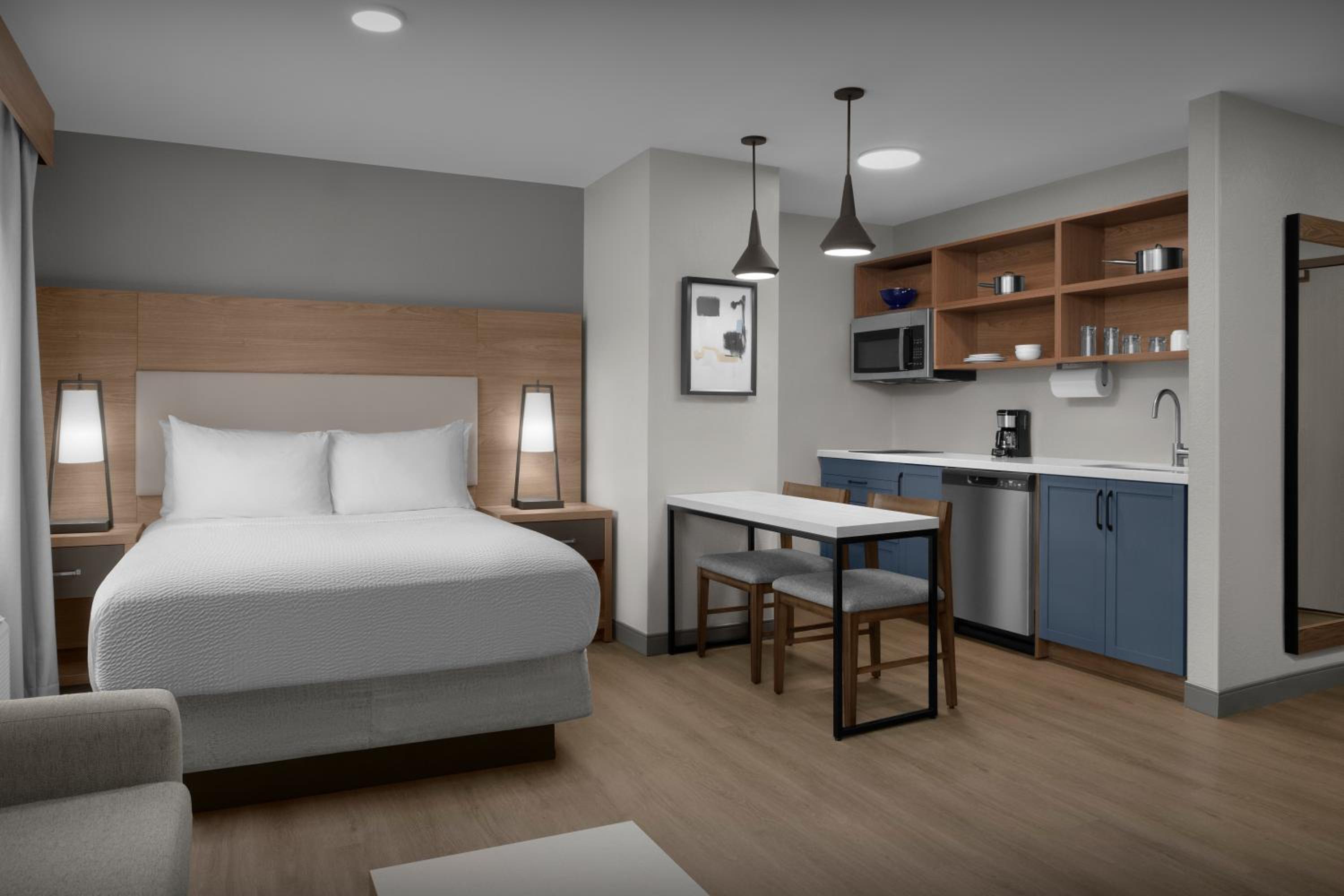 Queen Studio Suite - Photo 4