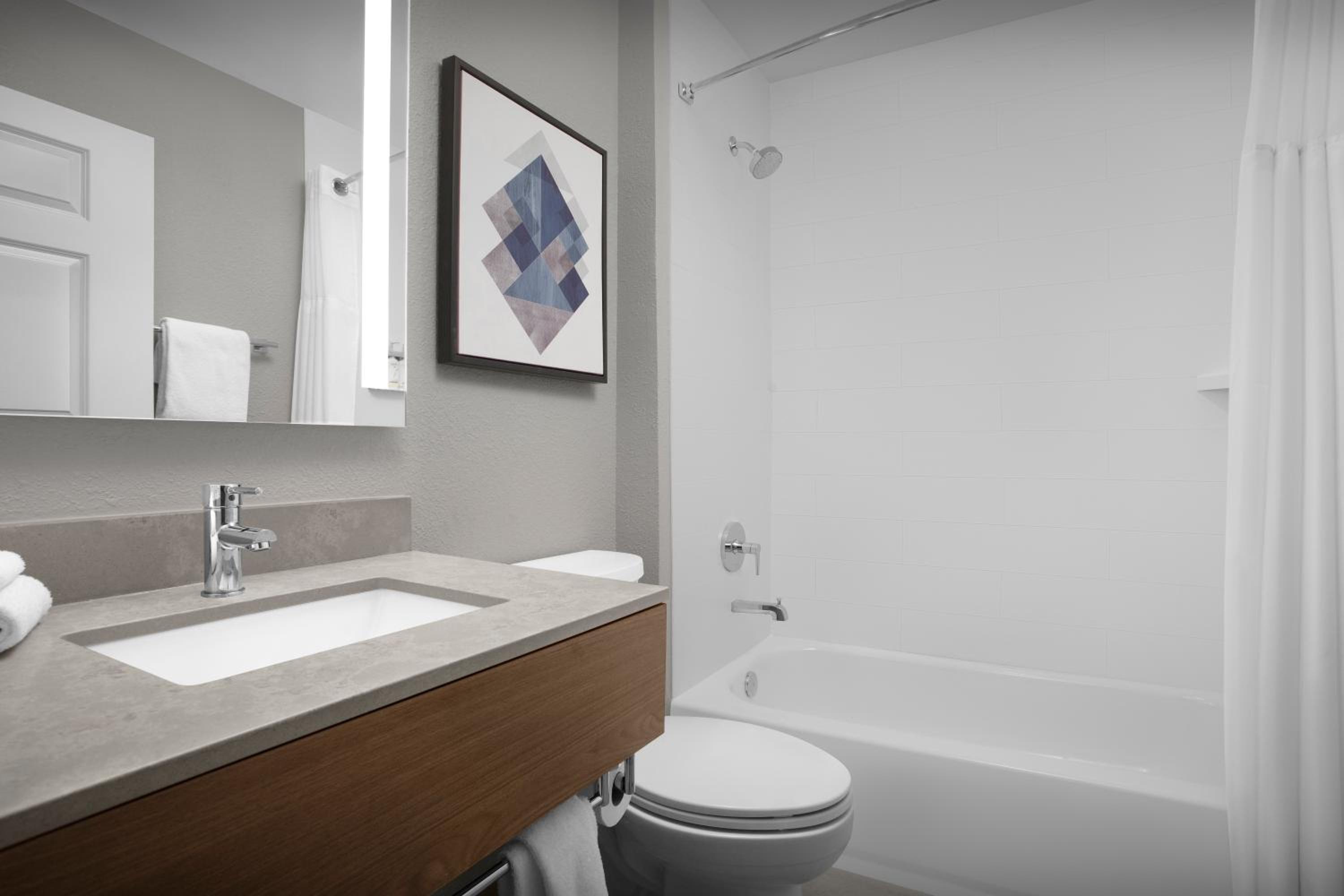 Queen Studio Suite - Photo 3