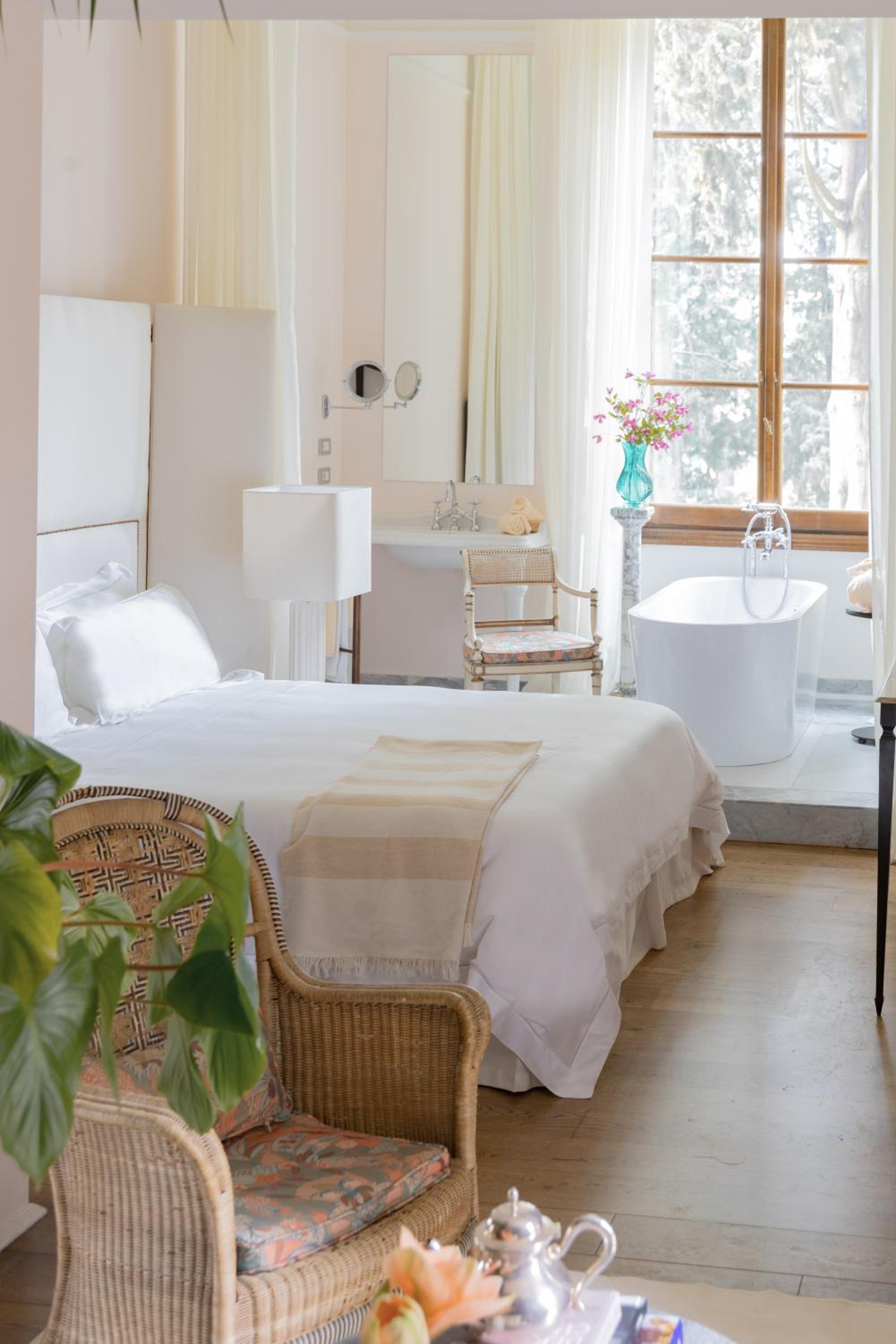 Suite with Terrace thumbnail 6