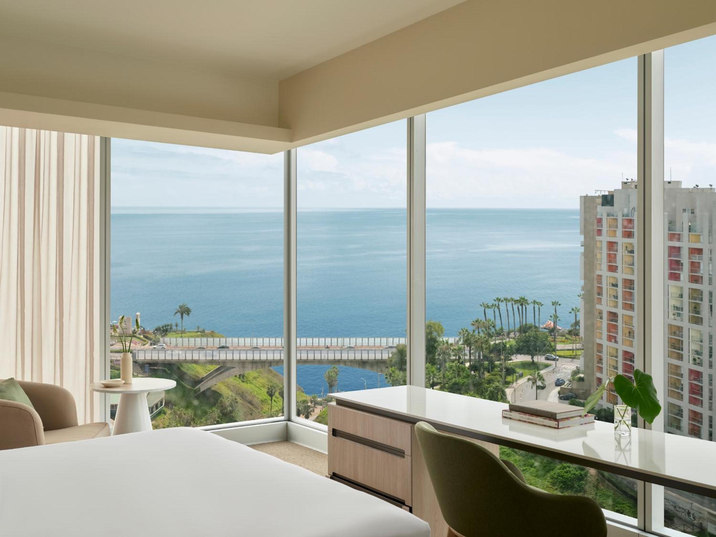 Grand King Room with Sea View - Photo 4