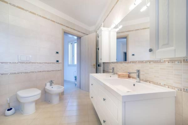 Small Double Room with Private External Bathroom photo 2