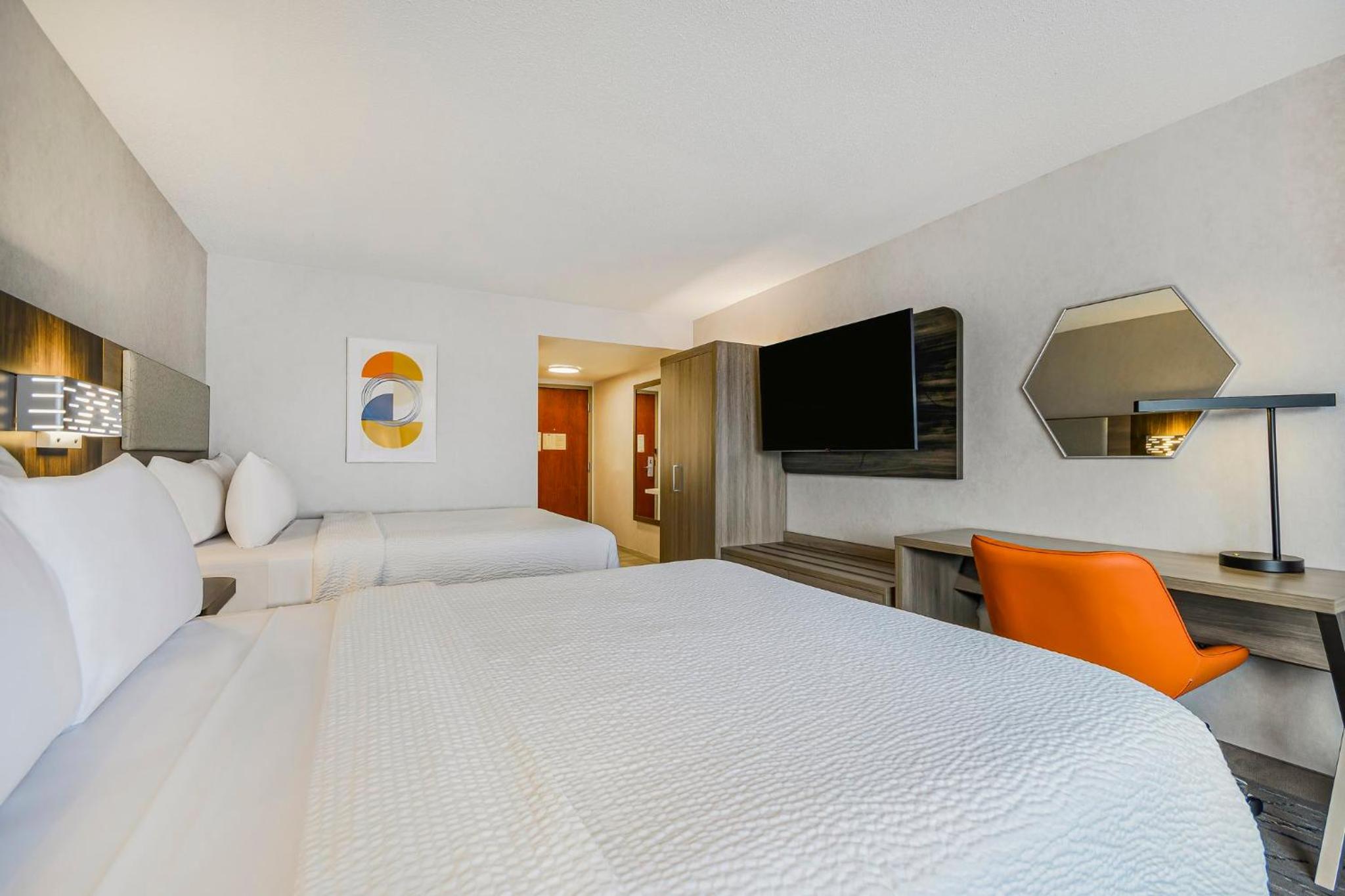 Standard Room with Two Queen Beds - Photo 3