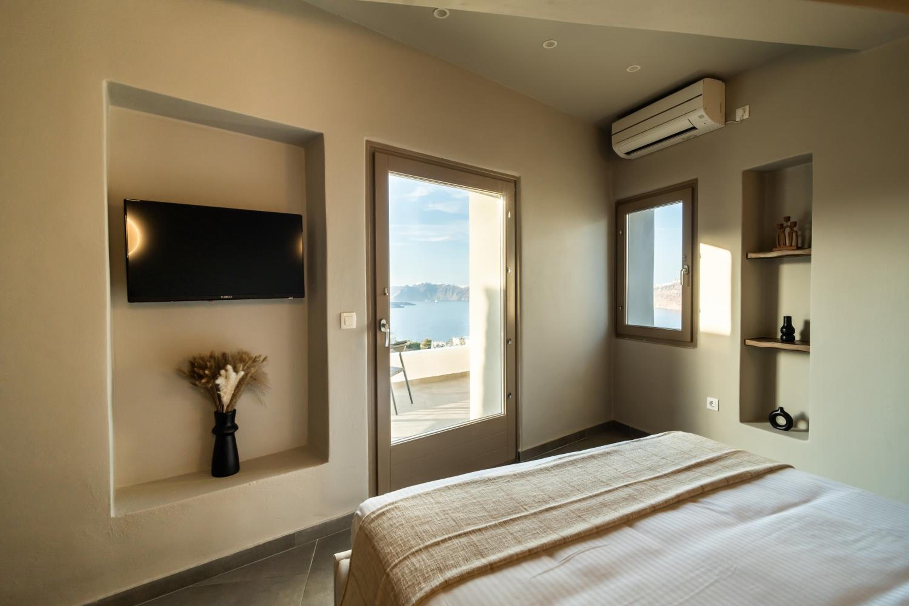 Split level Diamond Suite with Private Plunge Pool and Caldera View photo 3