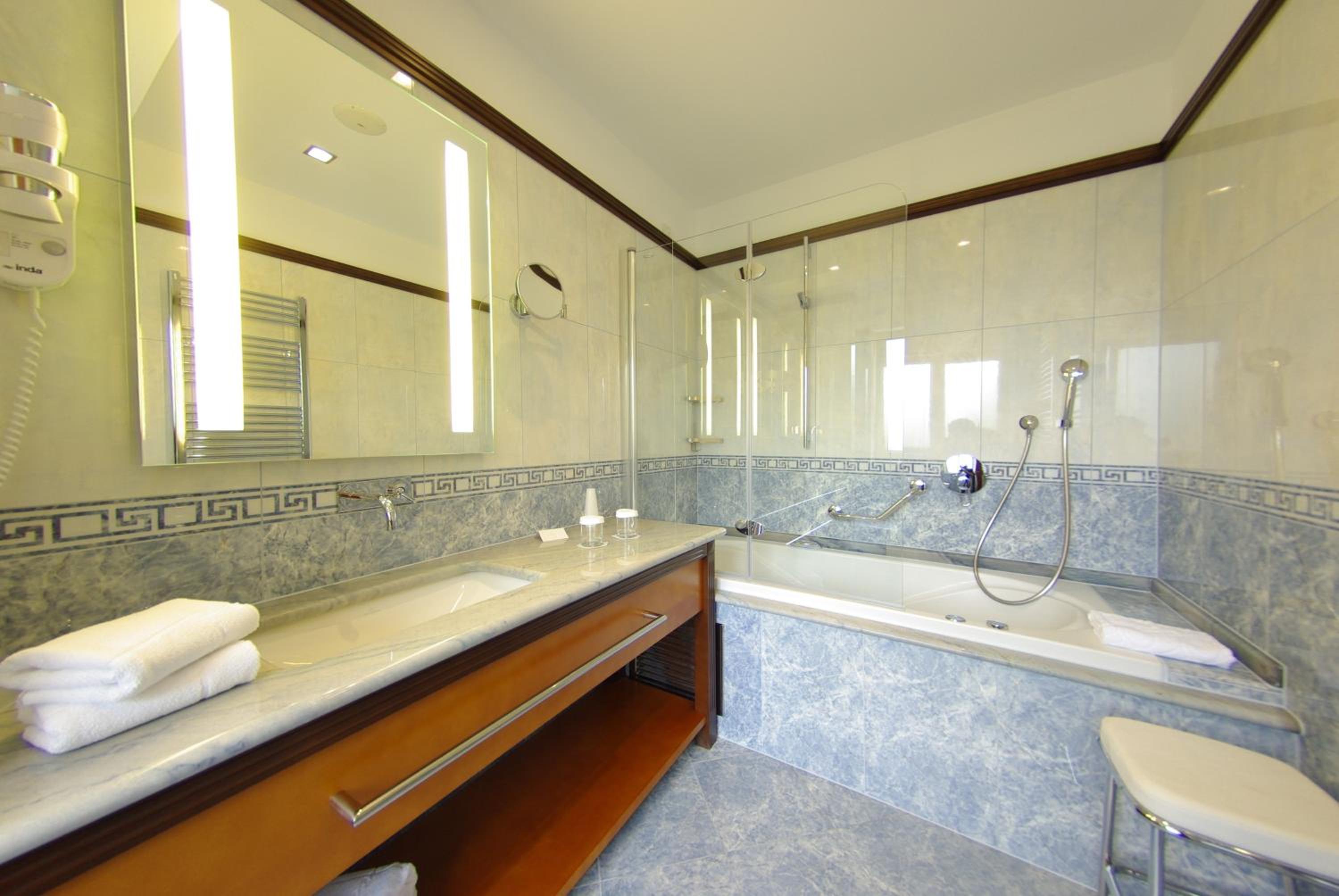 Deluxe Suite with Terrace and Sea View - Photo 10