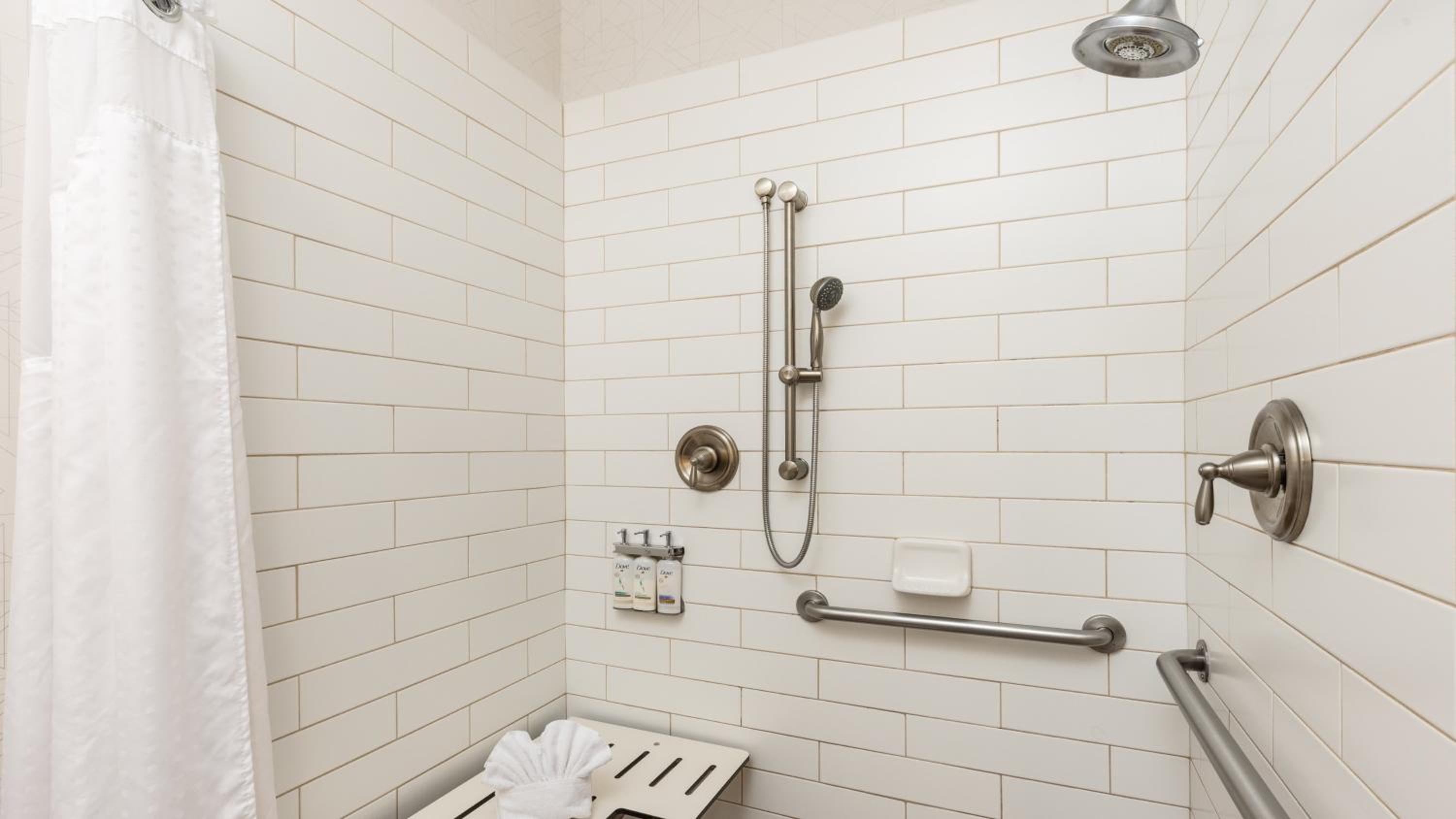 Standard Queen Room with Roll-In Shower - Communications Accessible - Photo 2