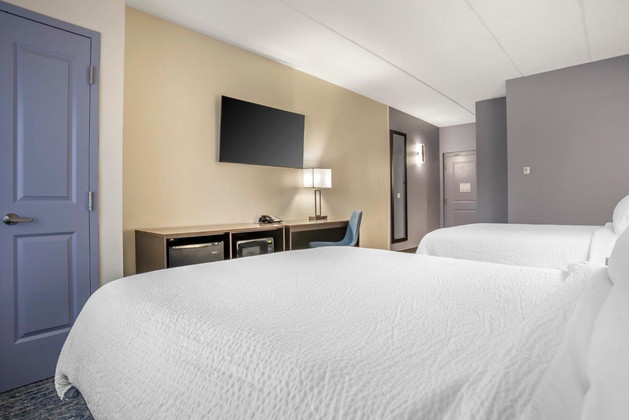 Standard Queen Room with Two Queen Beds and Bath/Shower - Photo 4