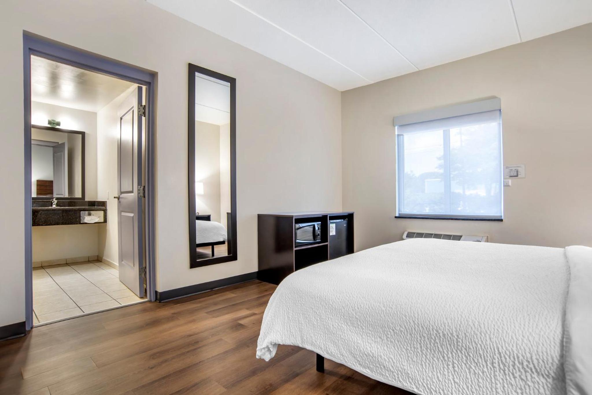 Standard King Room with Sofa Bed and Shower - Communications and Mobility Access/Pet Friendly - Photo 2
