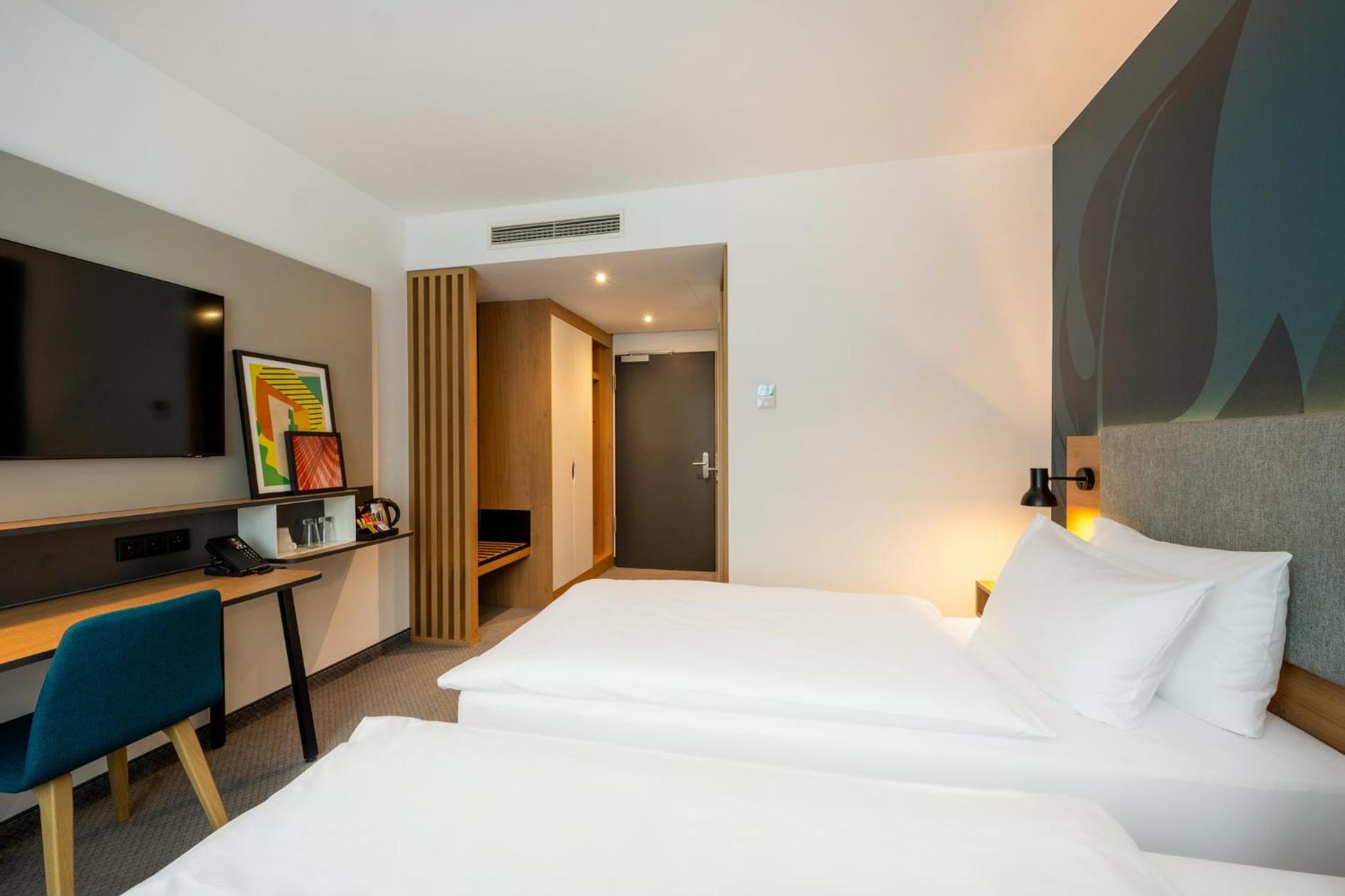 Standard Twin Room with Garden View - Photo 7