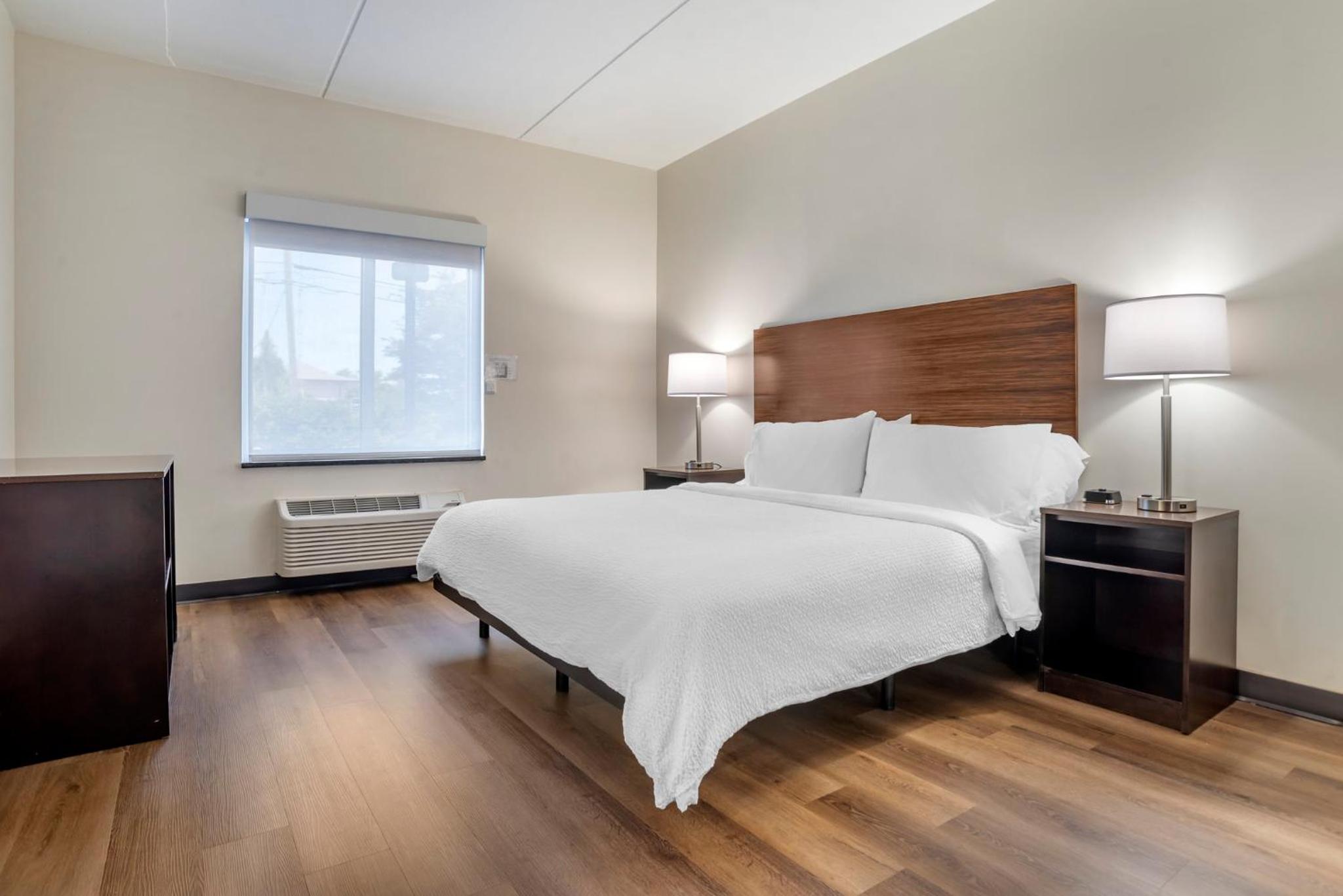 Standard King Room with Sofa Bed - Pet Friendly - Photo 3
