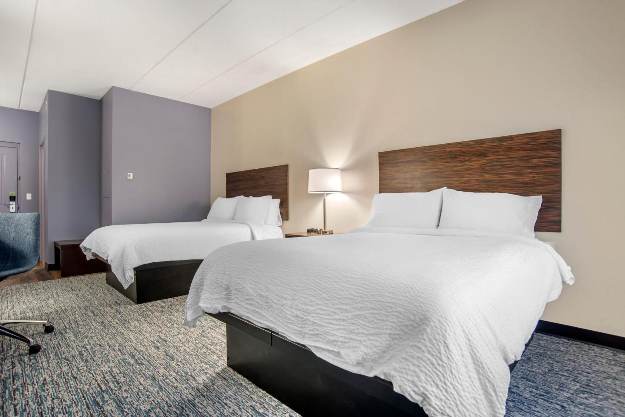 Standard Queen Room with Two Queen Beds and Bath/Shower - Photo 2