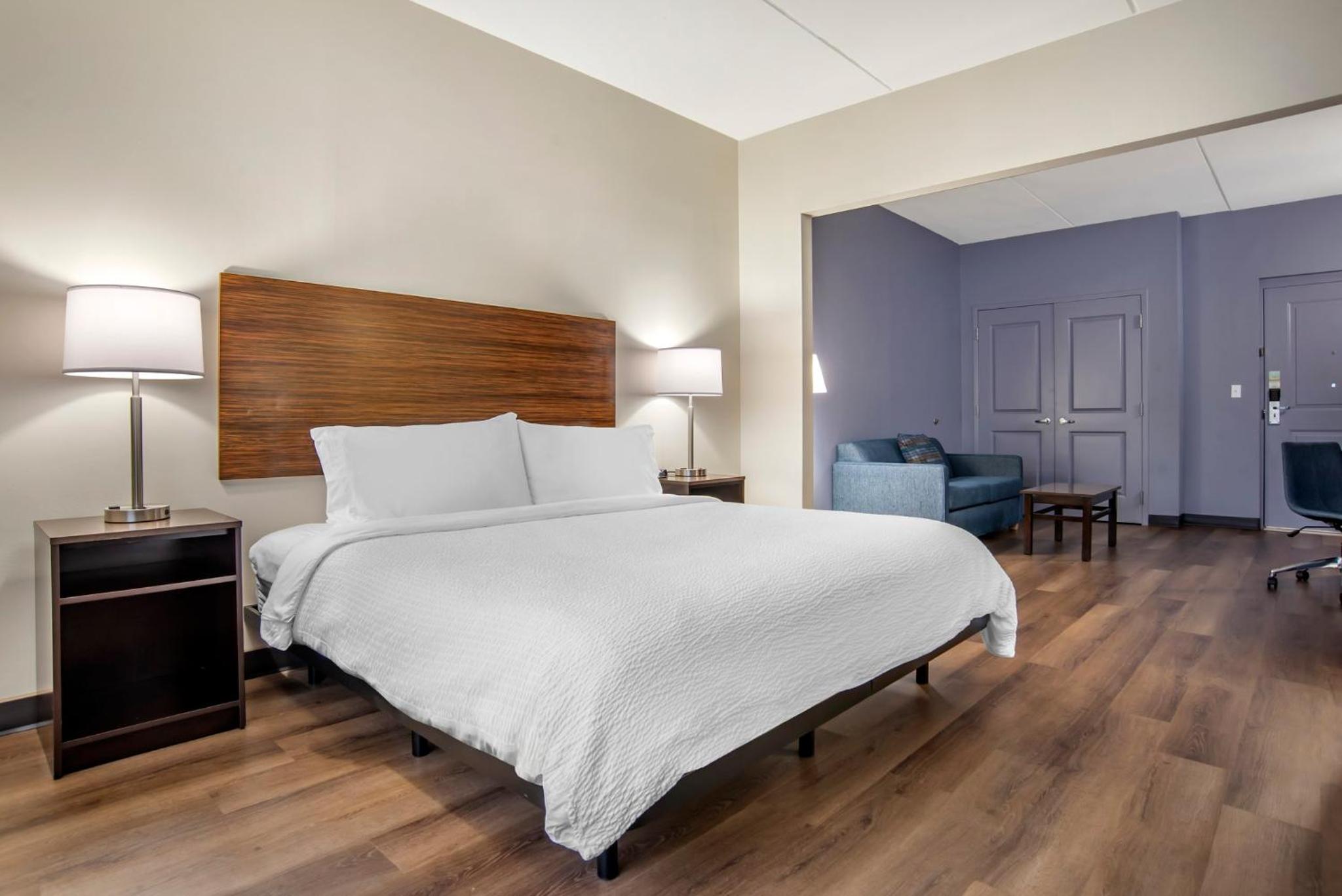 Premium King Room - Photo 5