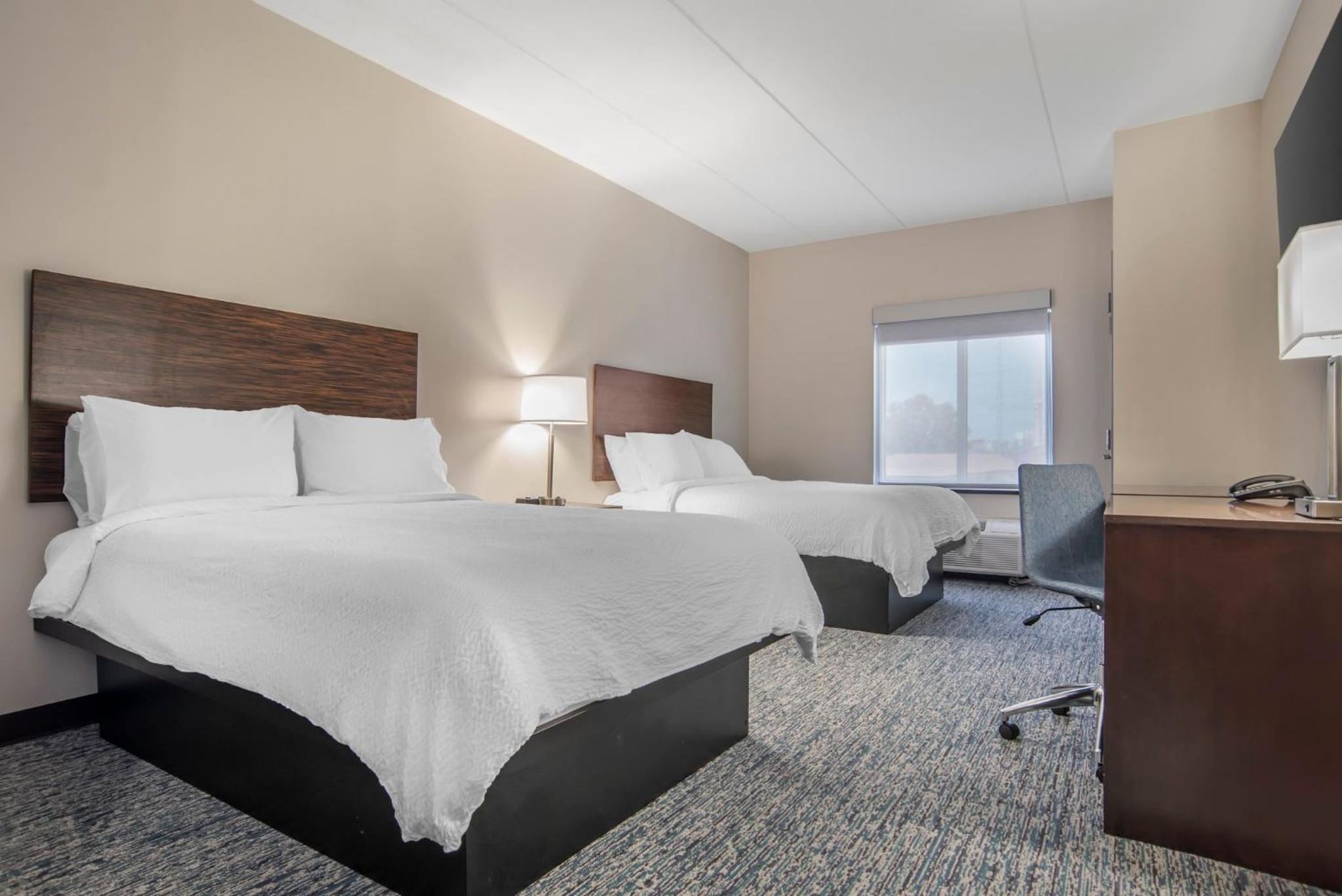 Standard Queen Room with Two Queen Beds and Bath/Shower - Photo 3