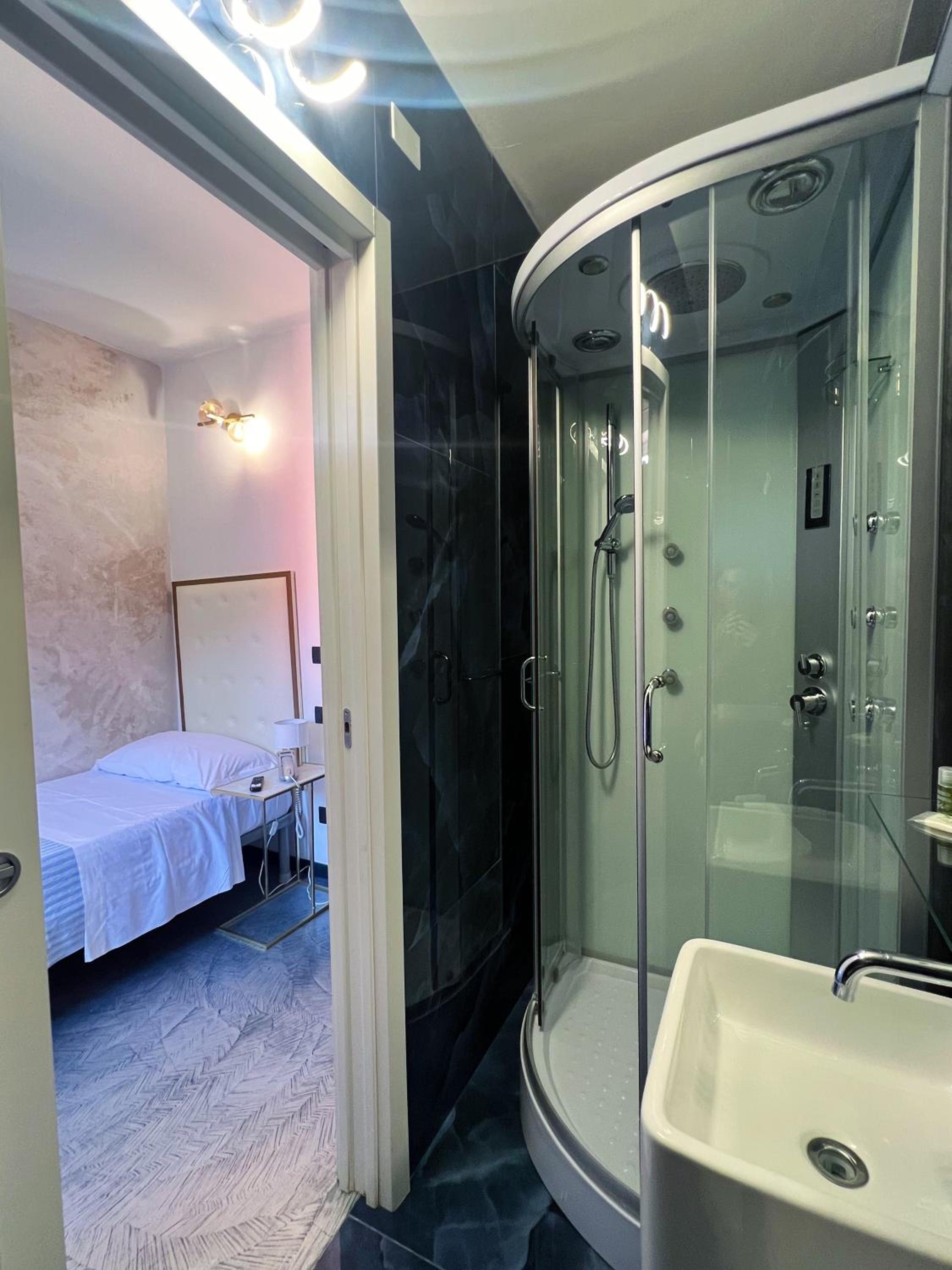 Superior Double or Twin Room with City View - Photo 18