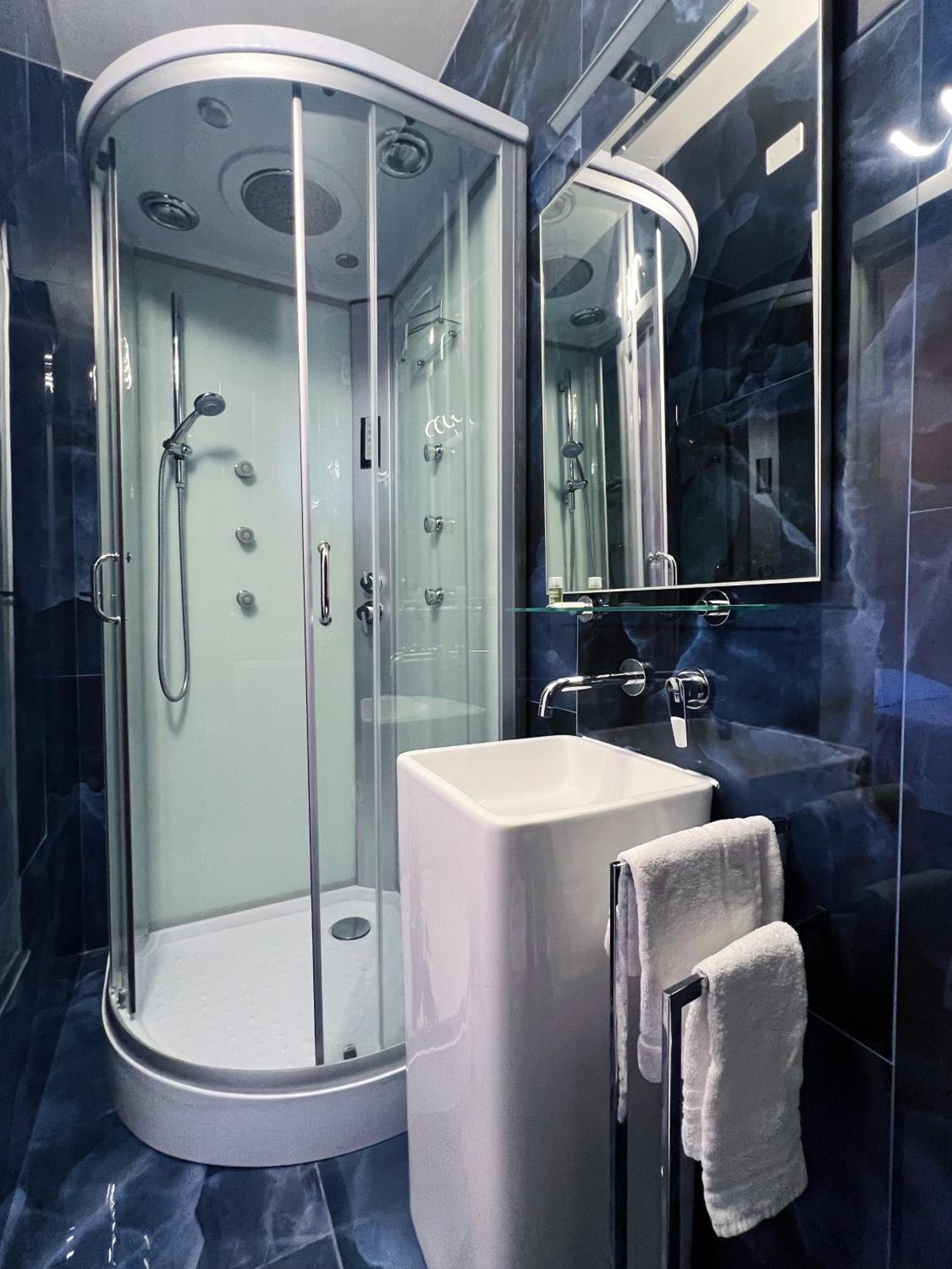 Superior Double or Twin Room with City View - Photo 3