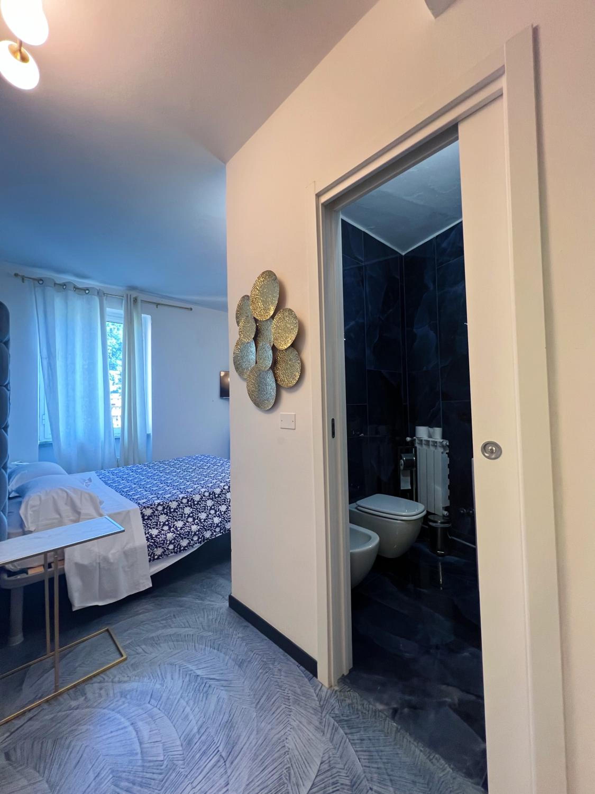 Superior Double or Twin Room with City View - Photo 10