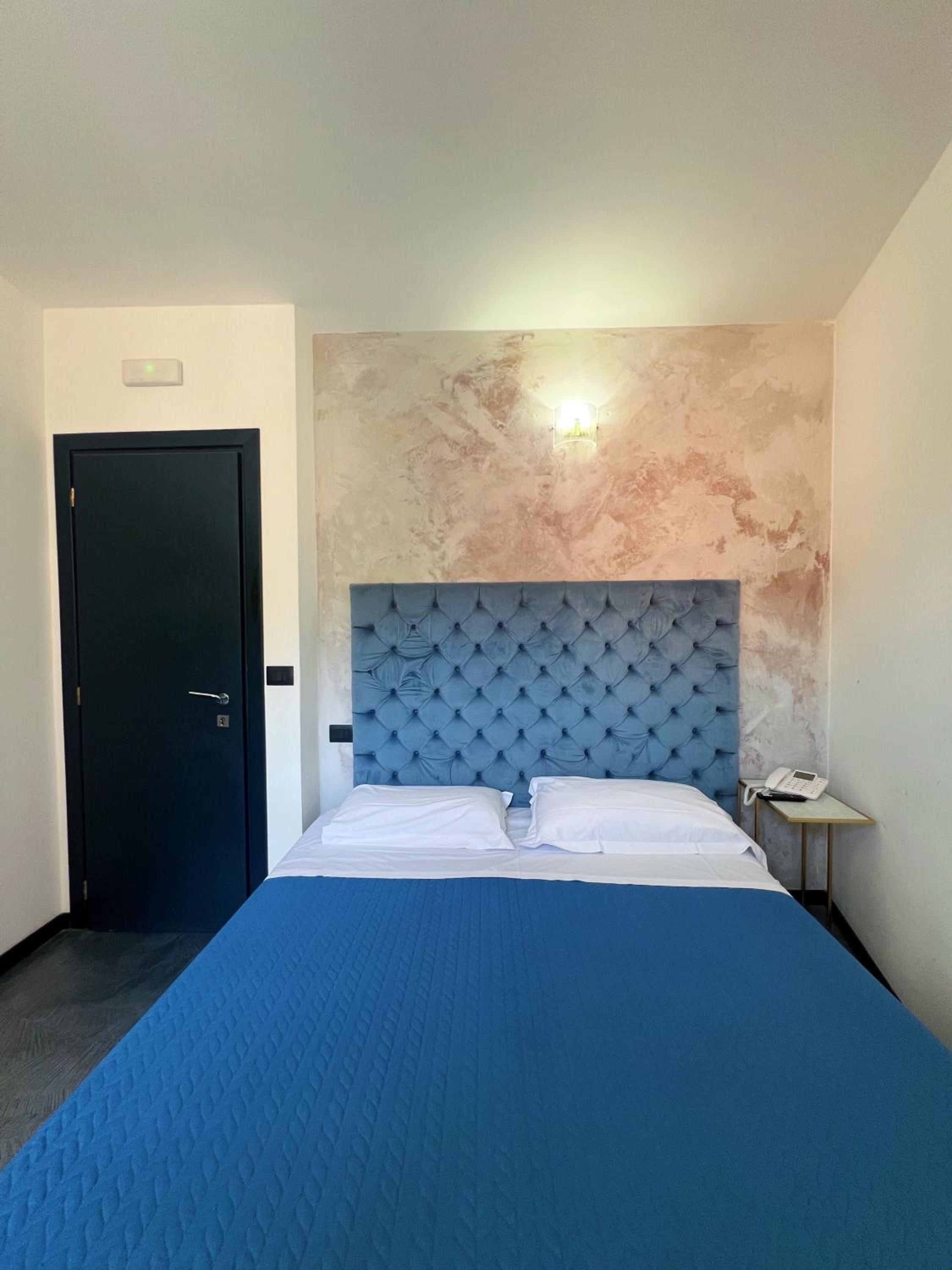Superior Double or Twin Room with City View - Photo 15