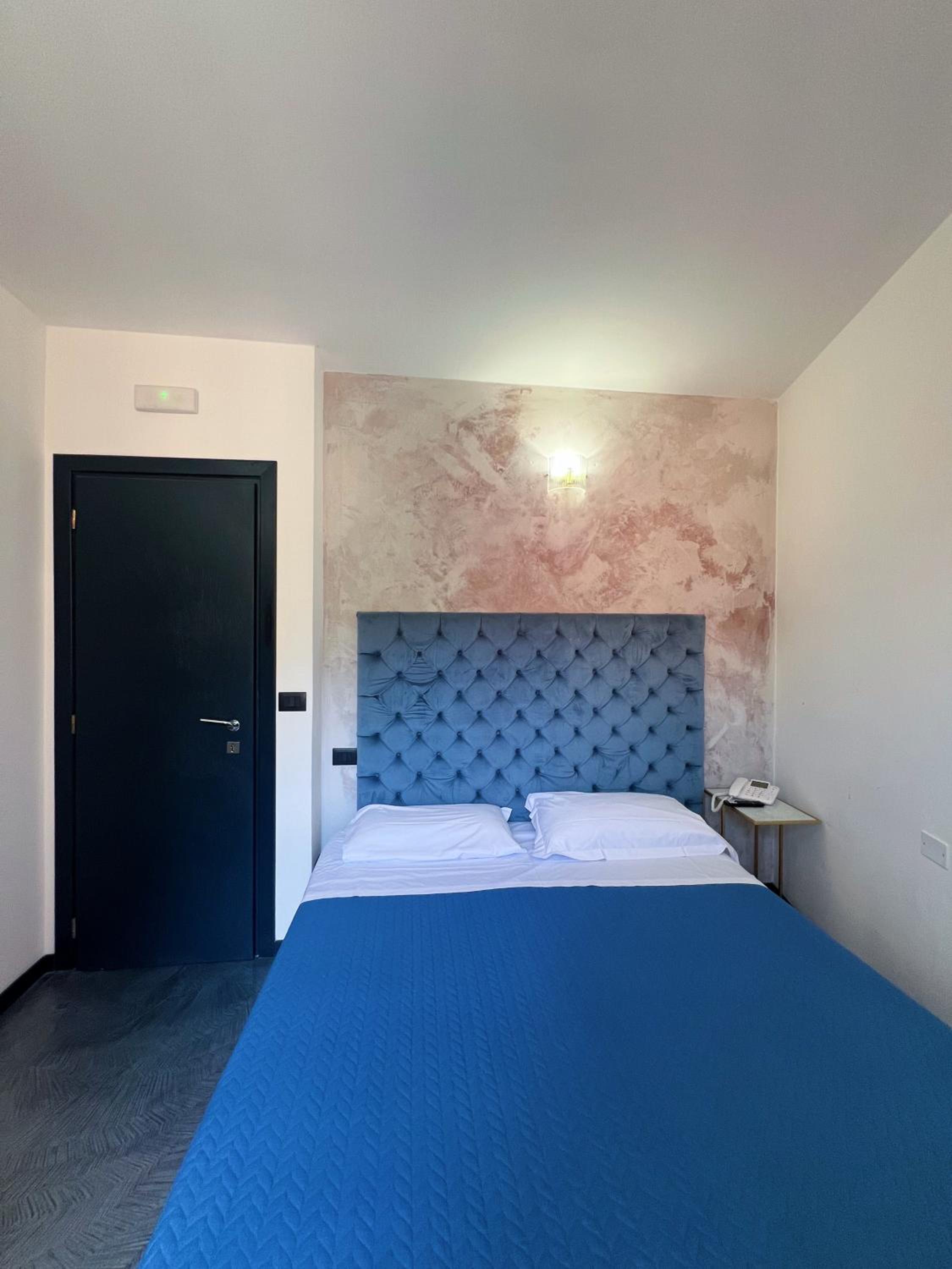 Superior Double or Twin Room with City View - Photo 7