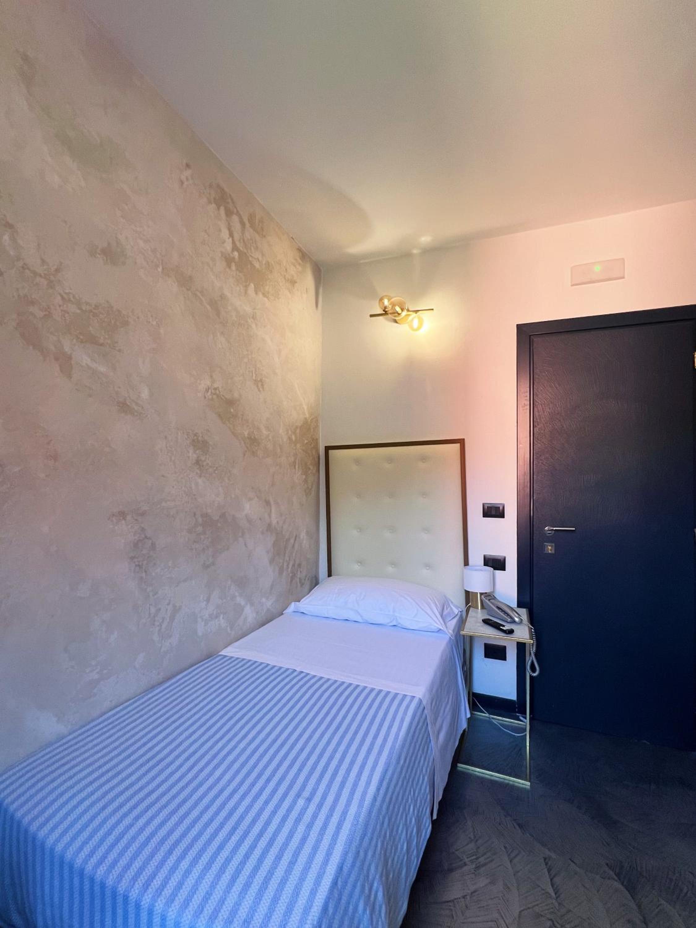 Superior Double or Twin Room with City View - Photo 8