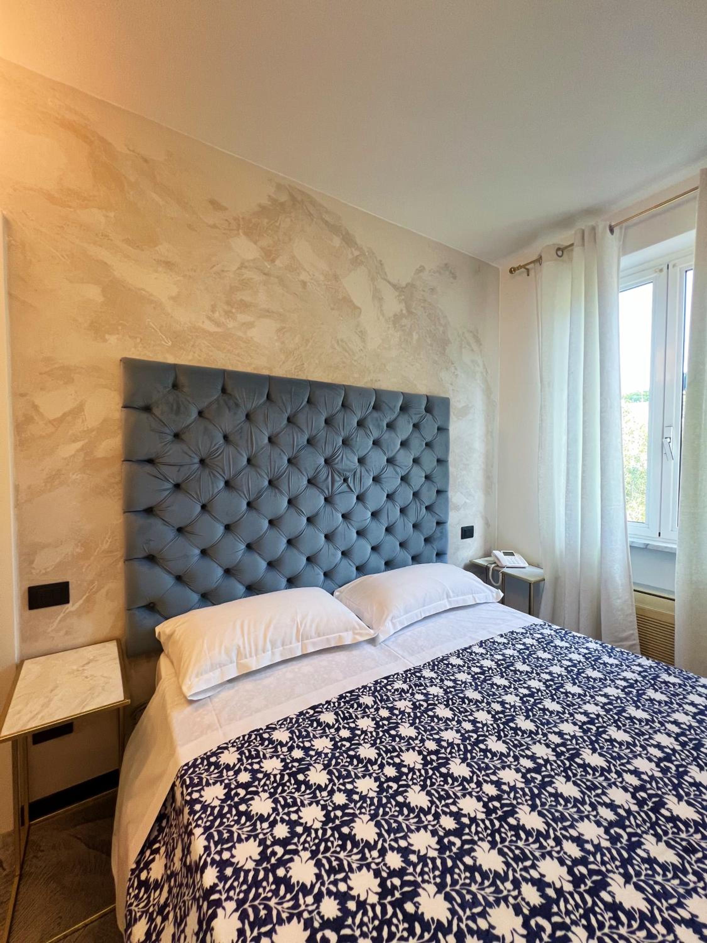 Superior Double or Twin Room with City View - Photo 23