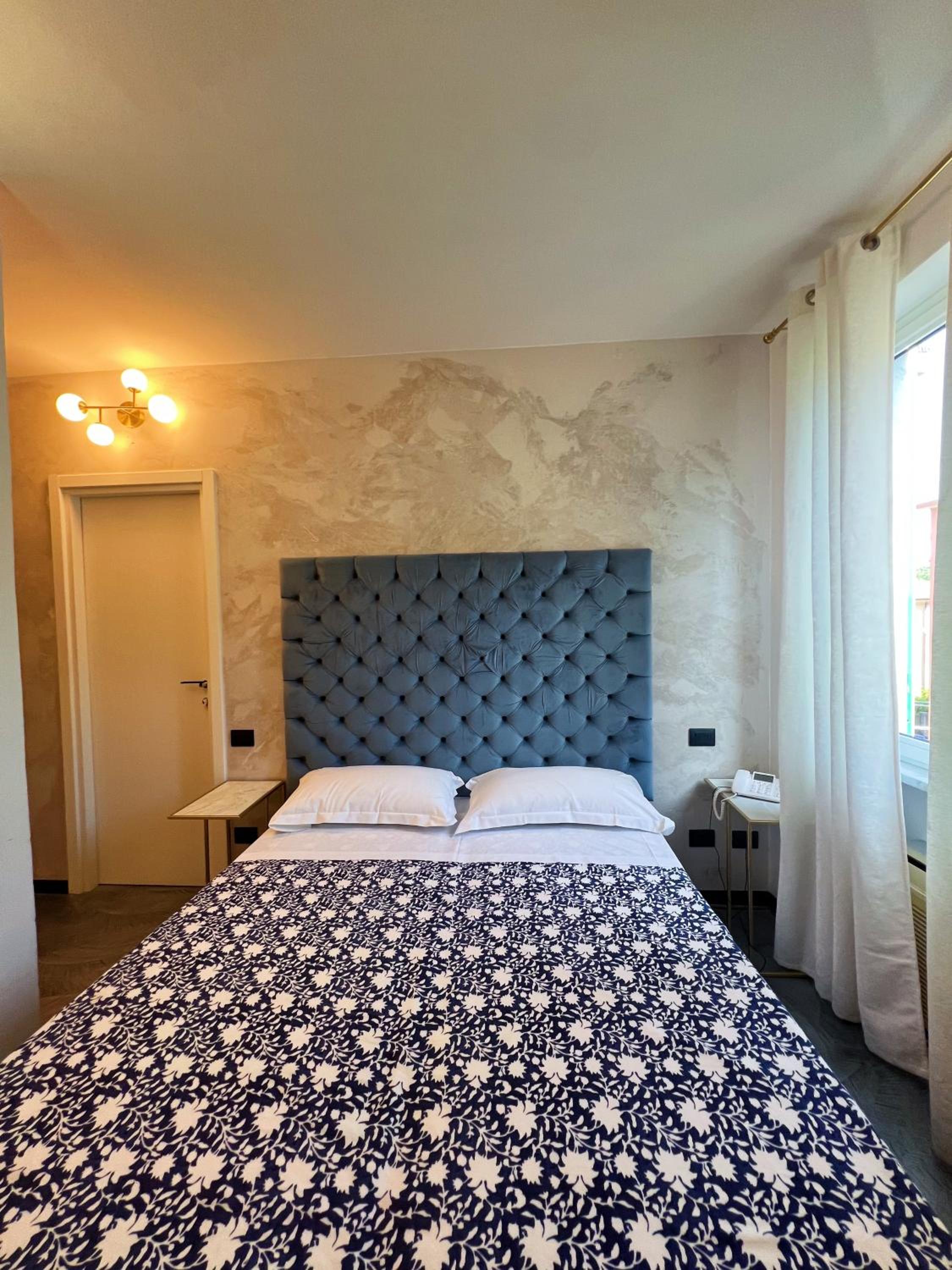 Superior Double or Twin Room with City View - Photo 24