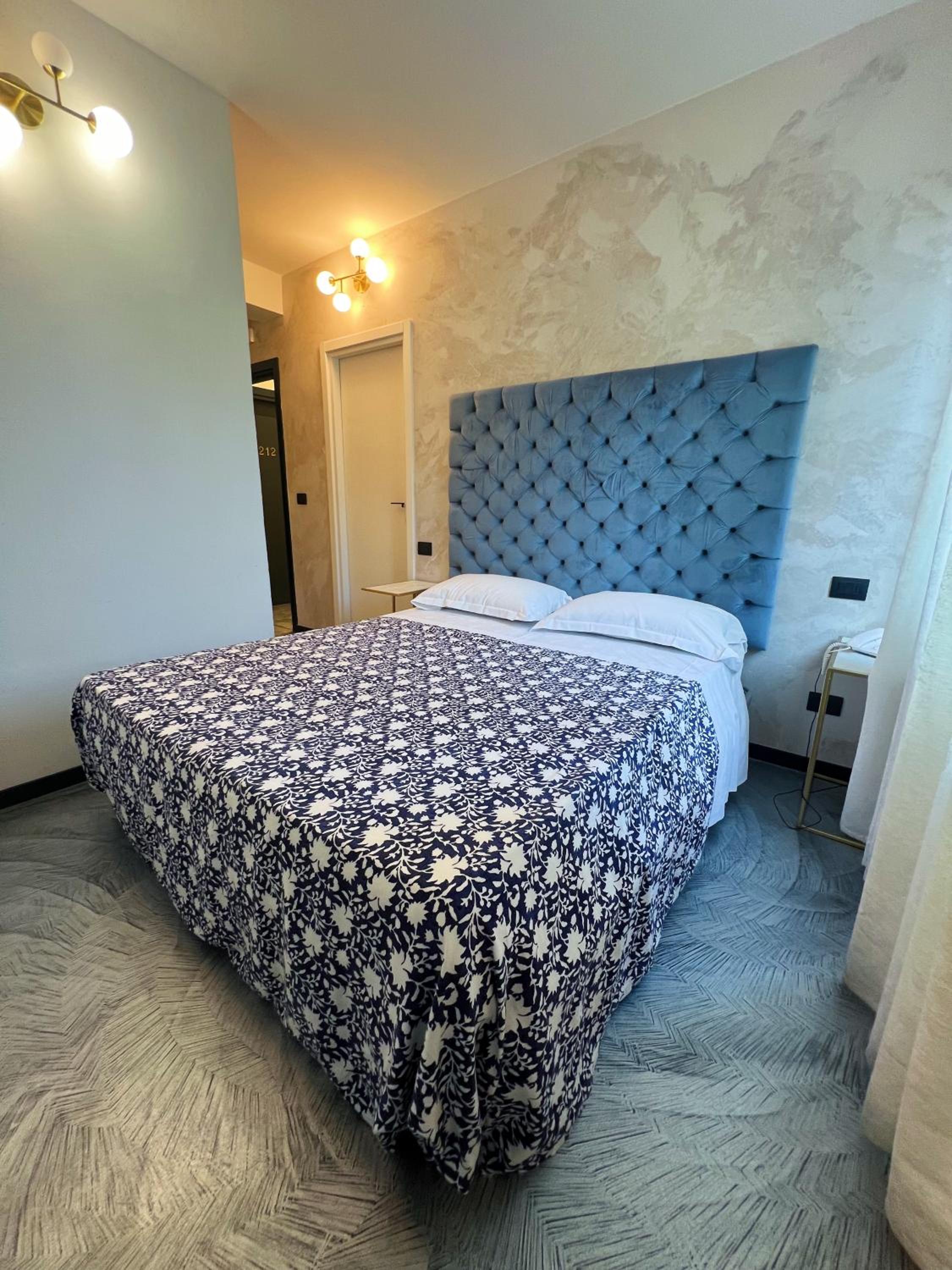 Superior Double or Twin Room with City View - Photo 28