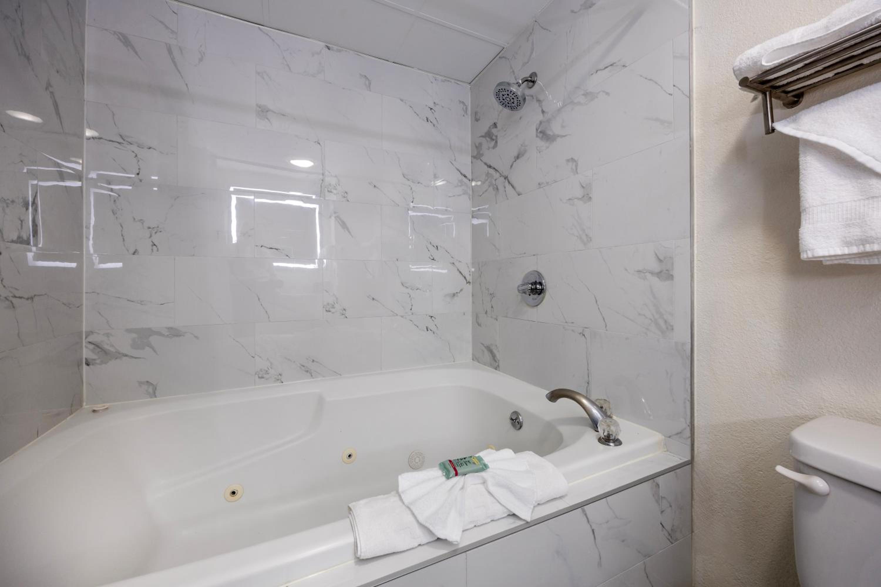 King Suite with Spa Bath - Non-Smoking - Photo 7