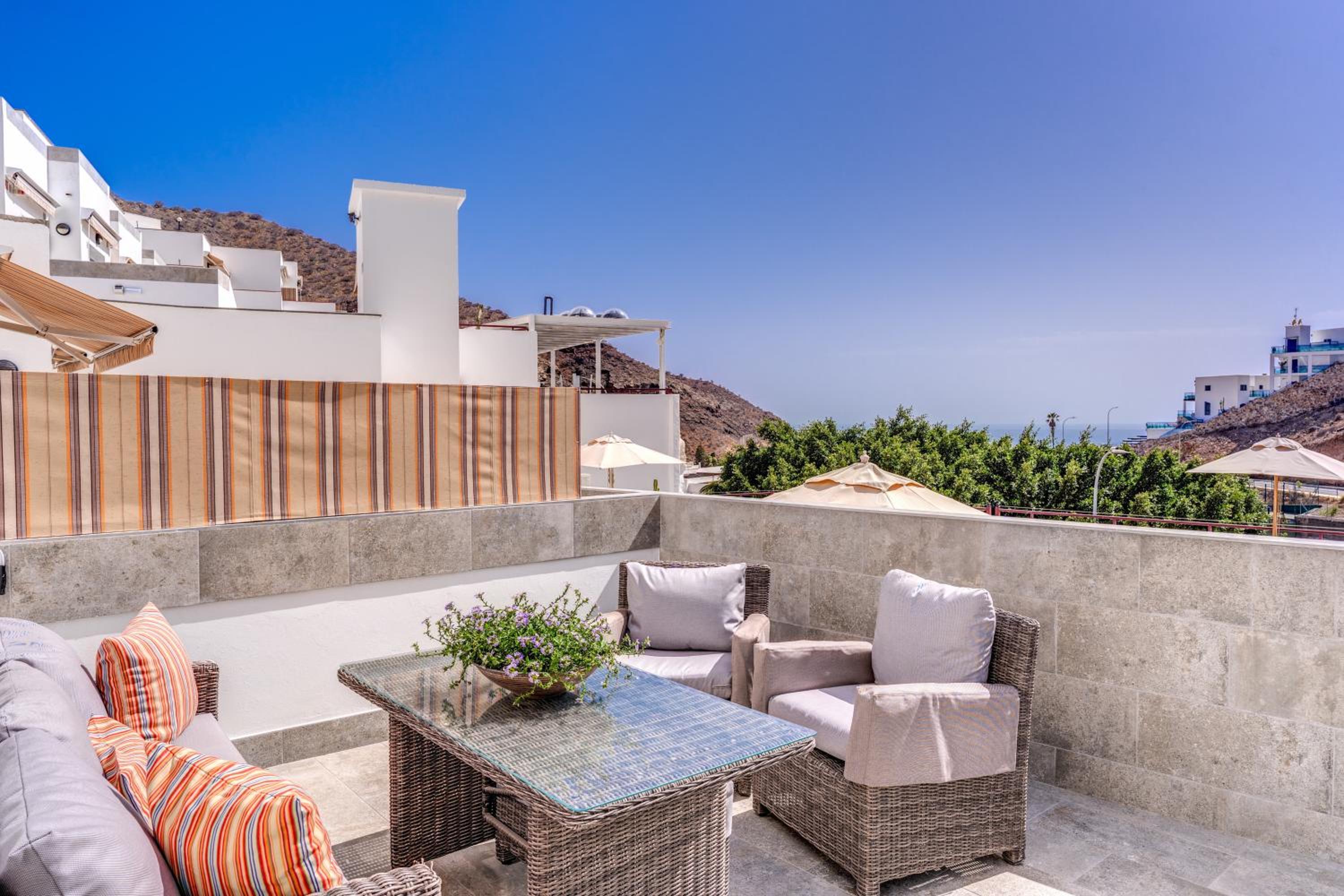 Apartamento de Dos Dormitorios con Vista a la Piscina
