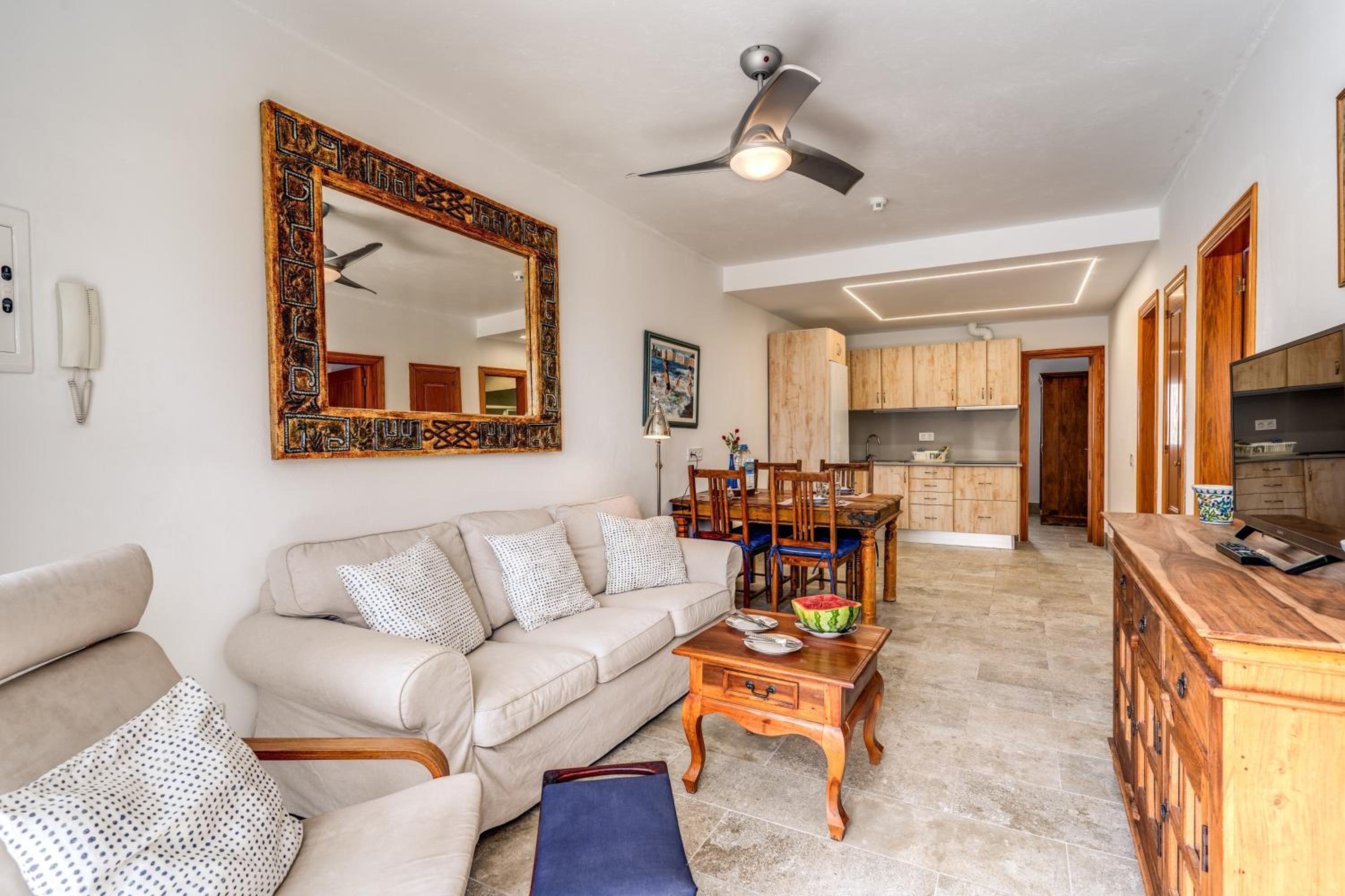 Two-Bedroom Apartment with Pool View photo 3
