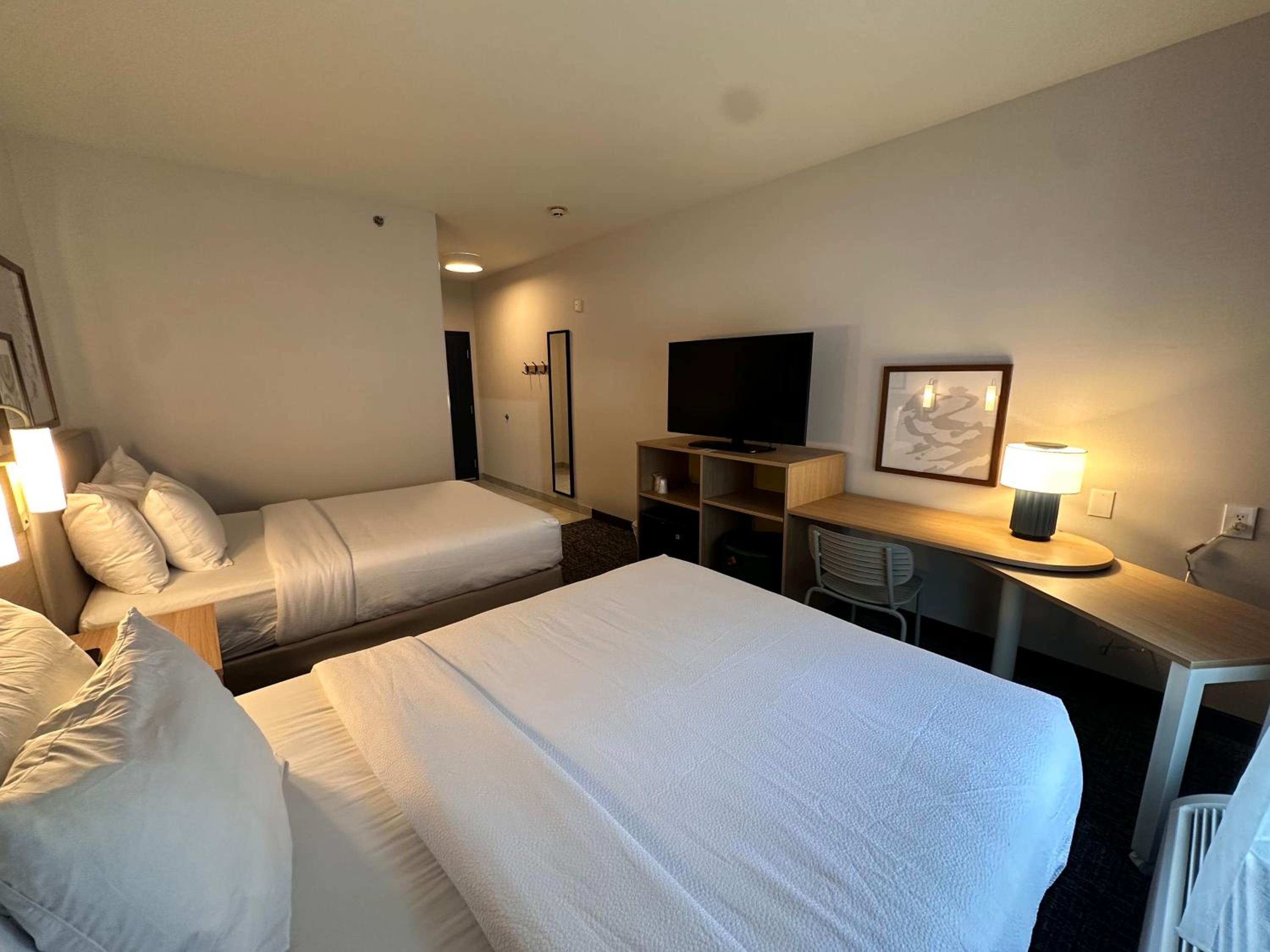 Queen Room with Two Queen Beds - Photo 2