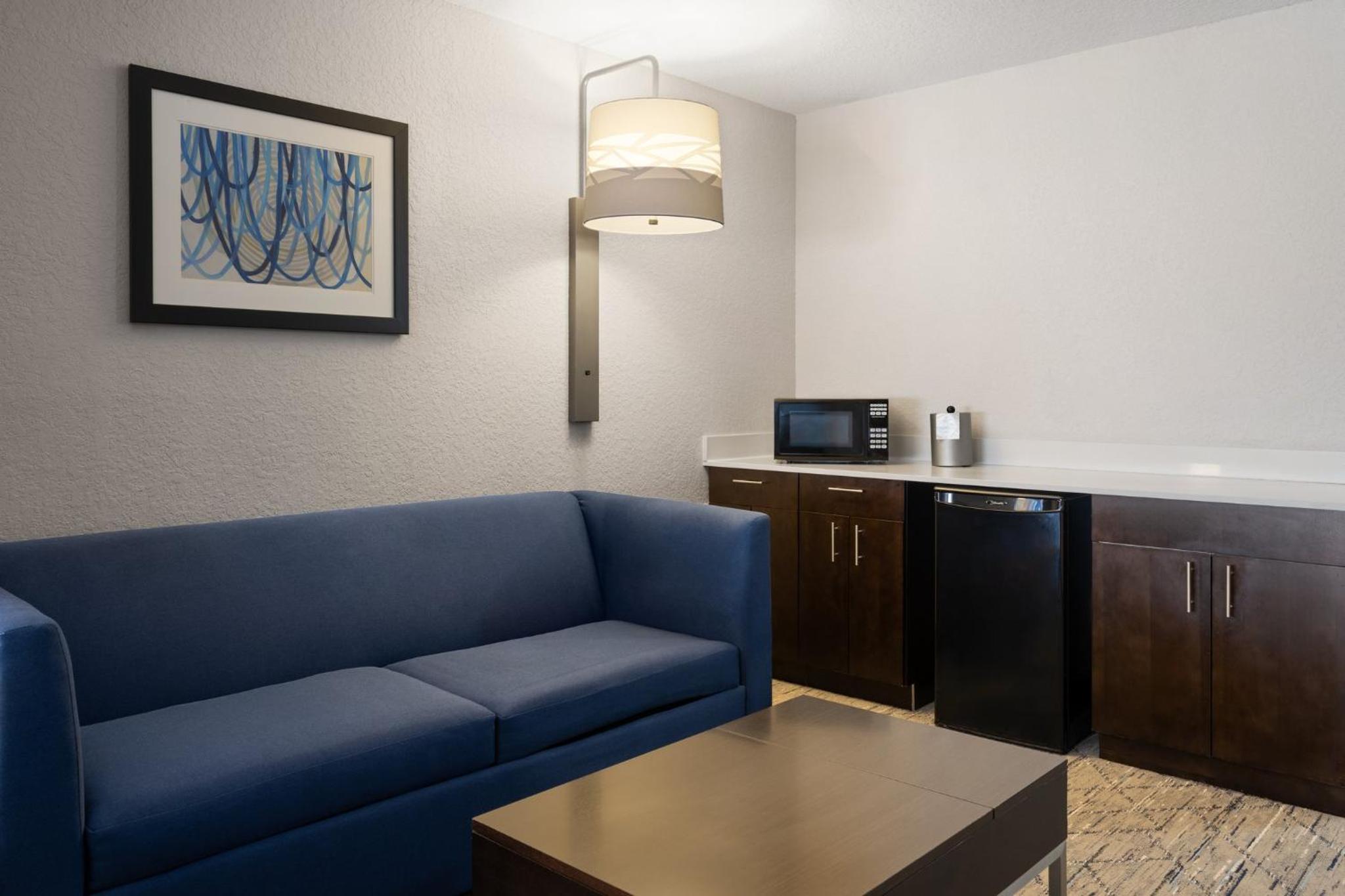 Standard Queen Room with Two Queen Beds and Mobility Accessible Tub - Photo 1