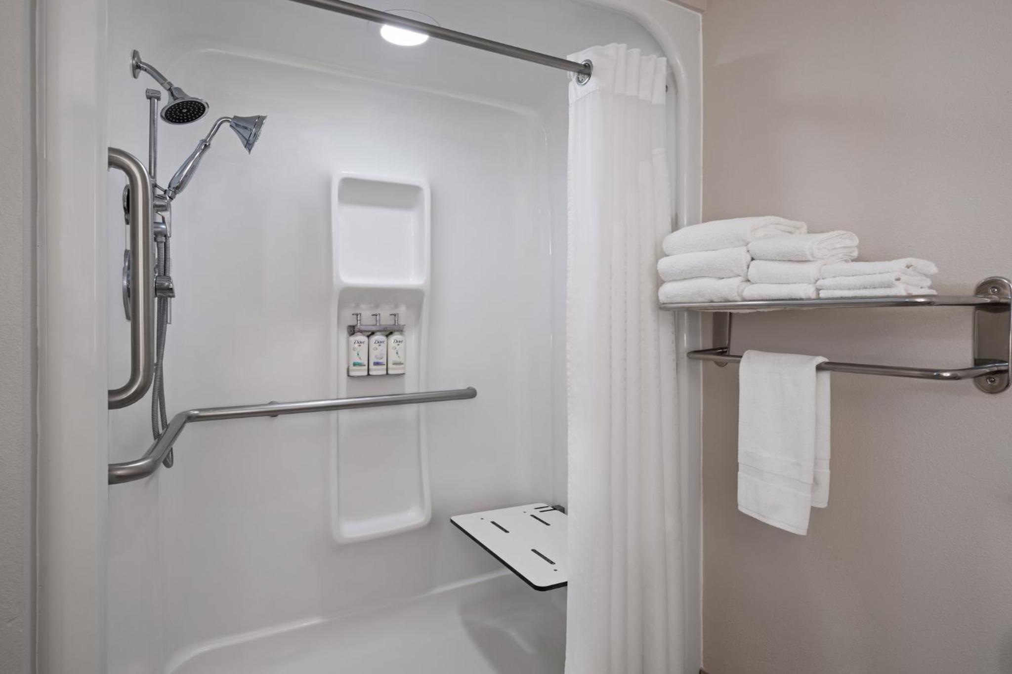 Standard Queen Room with Two Queen Beds and Mobility Accessible Tub - Photo 2
