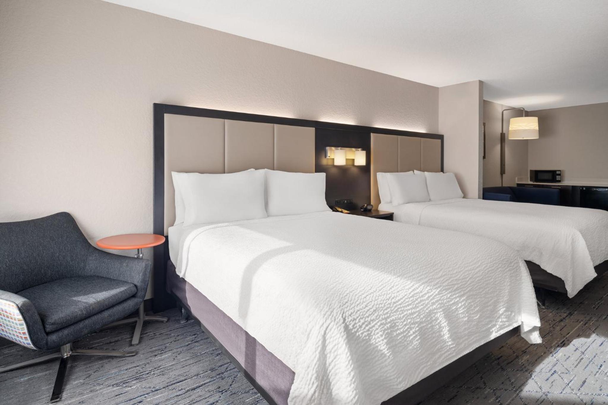 Standard Queen Room with Two Queen Beds and Mobility Accessible Tub - Photo 5