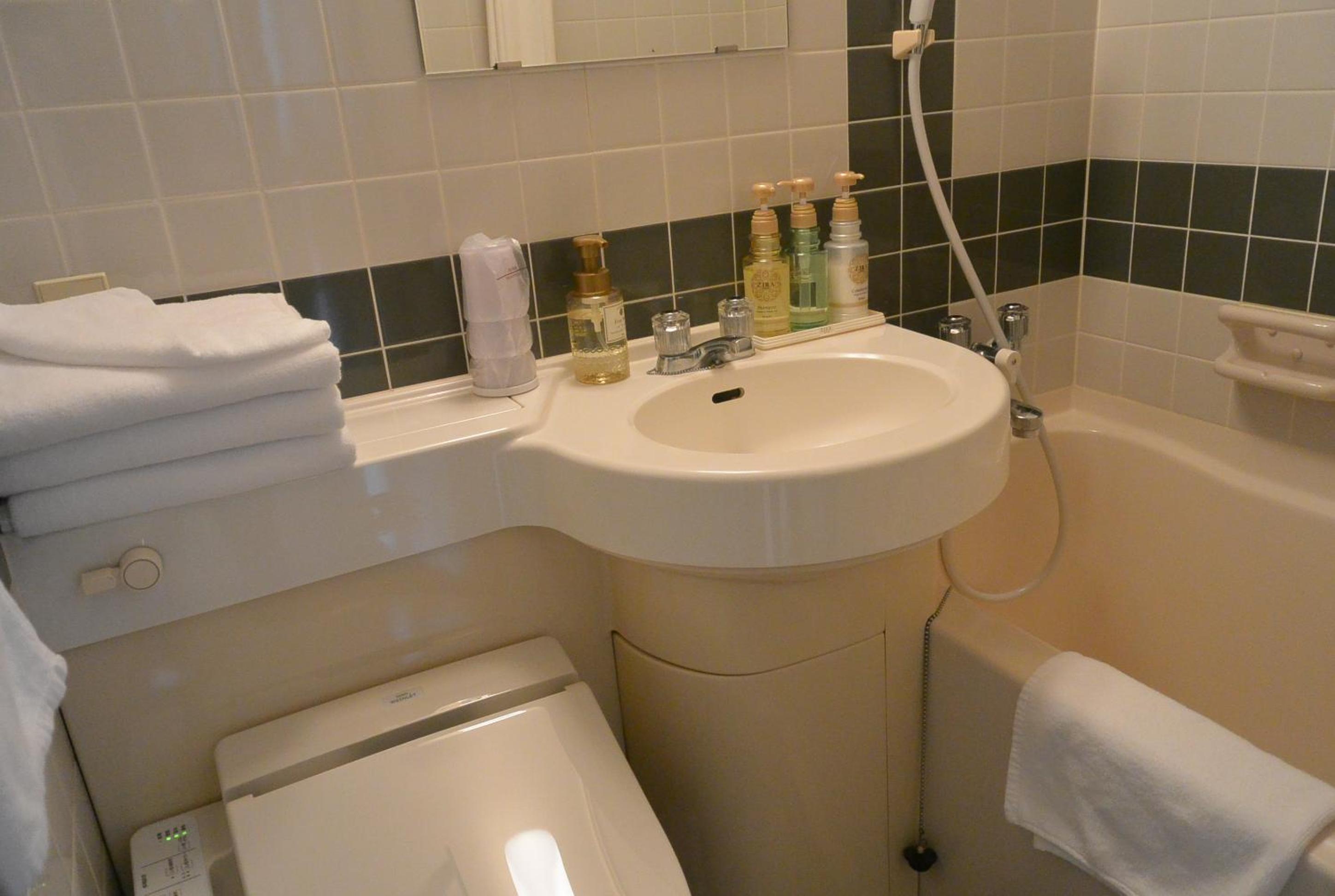 Twin Room with Private Bathroom (Twin C) photo 3
