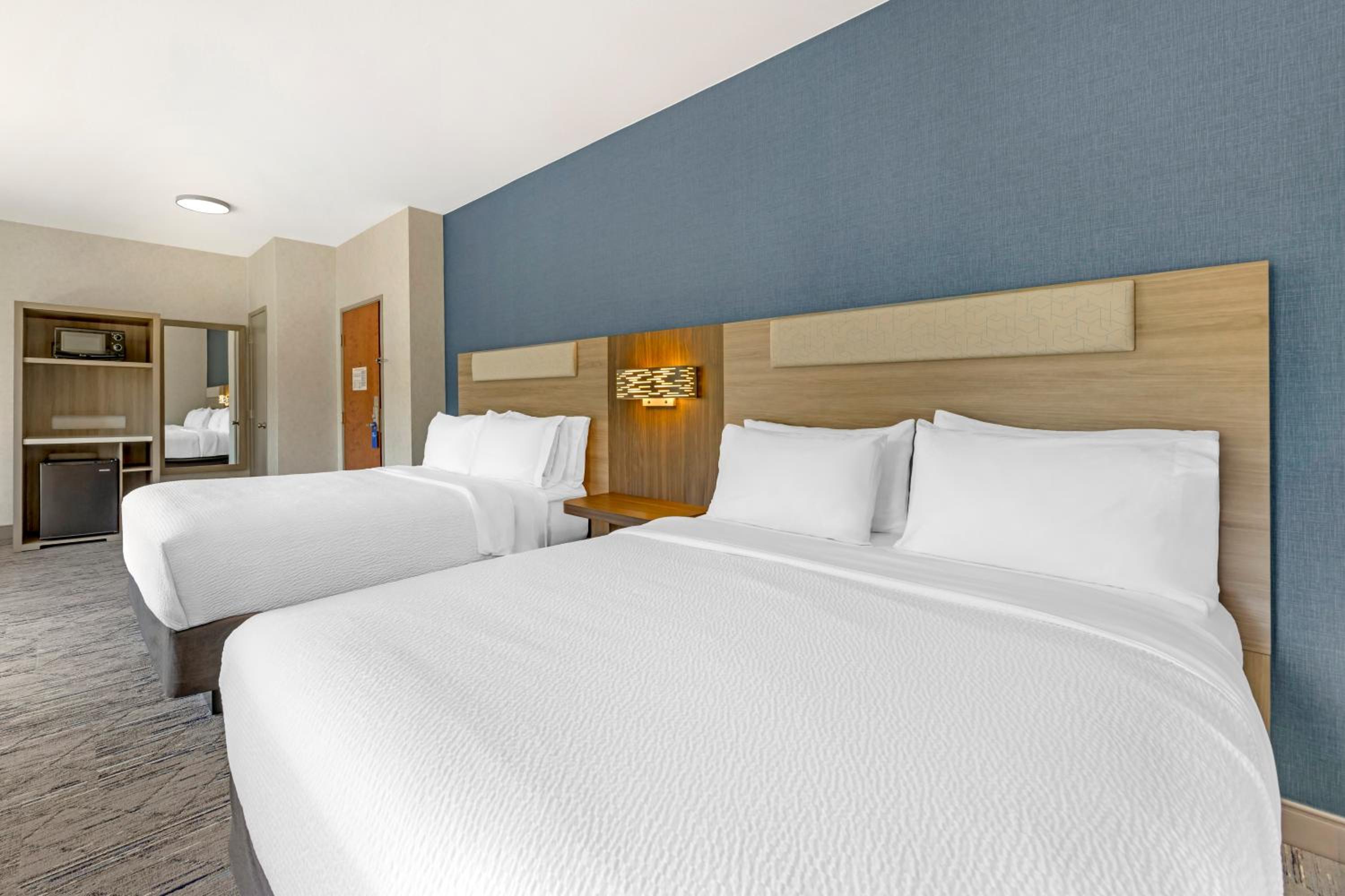 Standard Queen Room with Two Queen Beds - Communications Accessible - Photo 2
