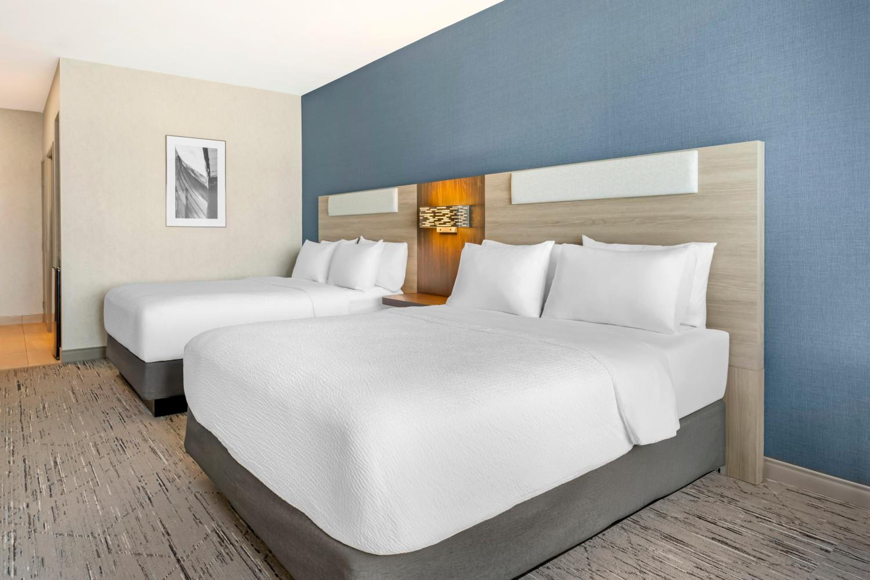 Queen Room with 2 Queen Beds with River View  - Photo 2