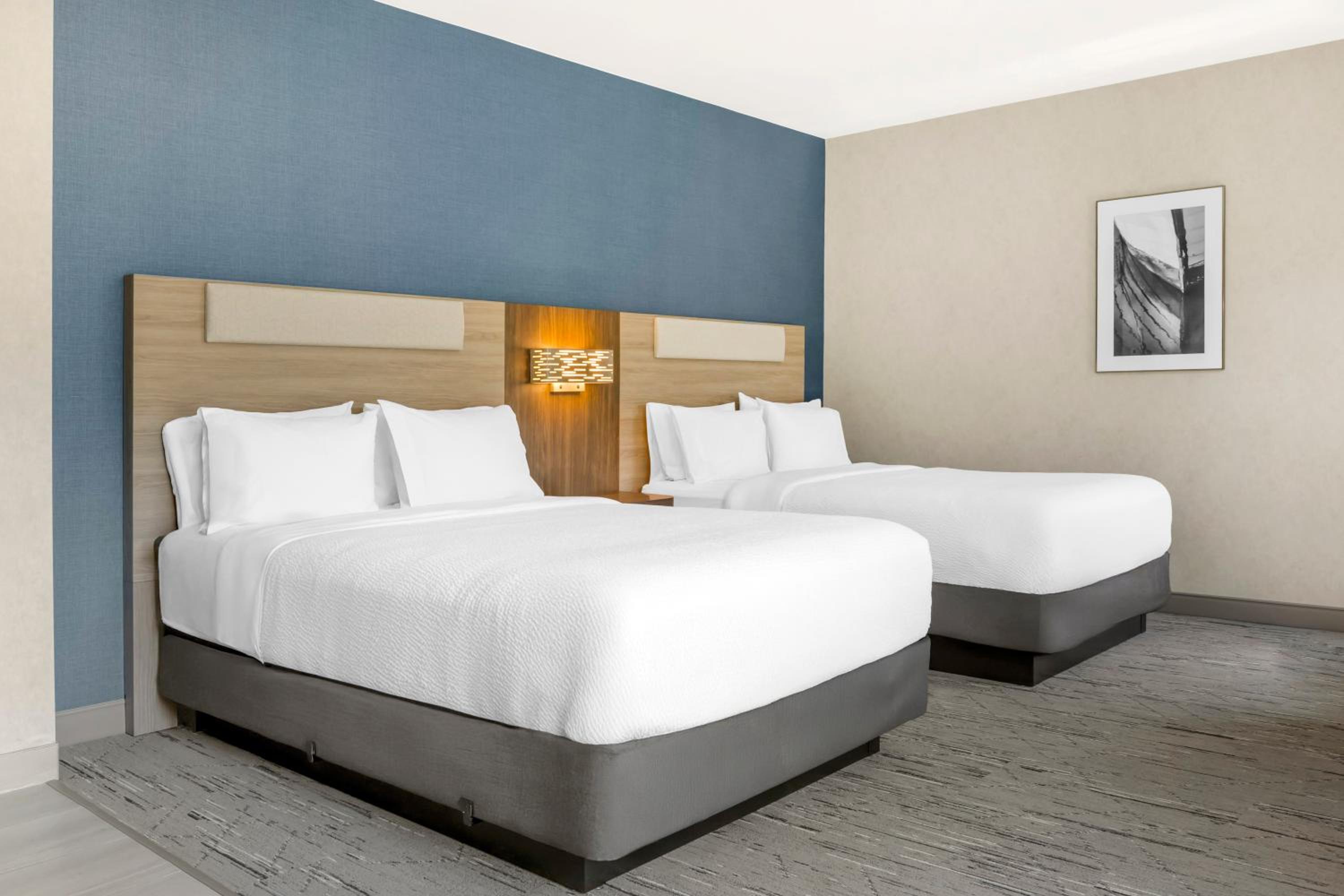 Standard Queen Room with Two Queen Beds - Communications Accessible - Photo 3