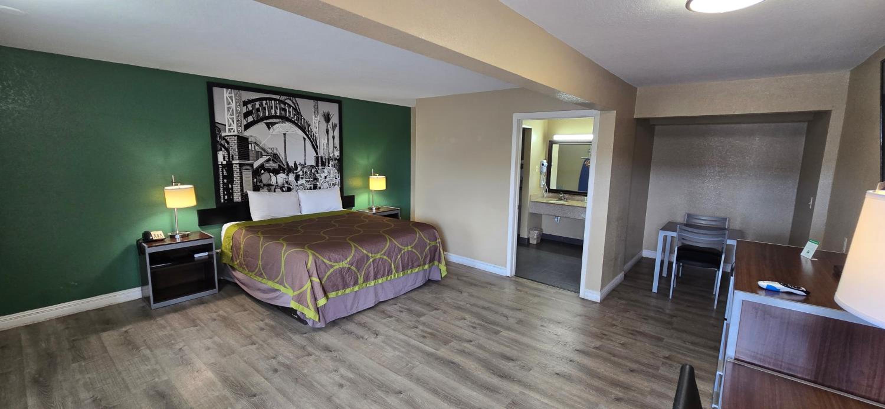 King Room with Roll-In Shower - Mobility/Hearing Accessible - Non-Smoking - Photo 3