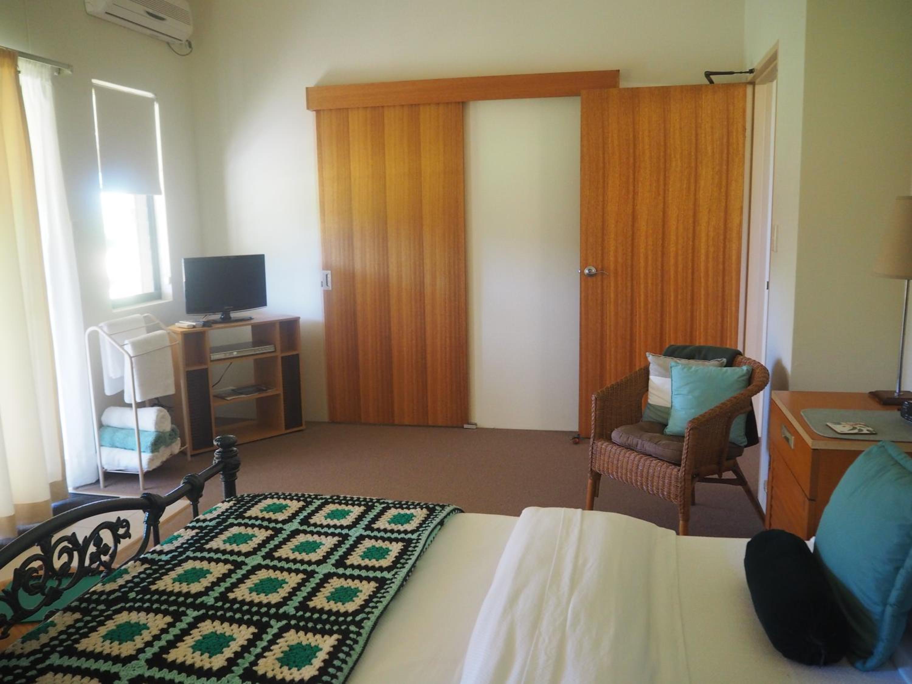 Queen Room with Disability Access photo 2