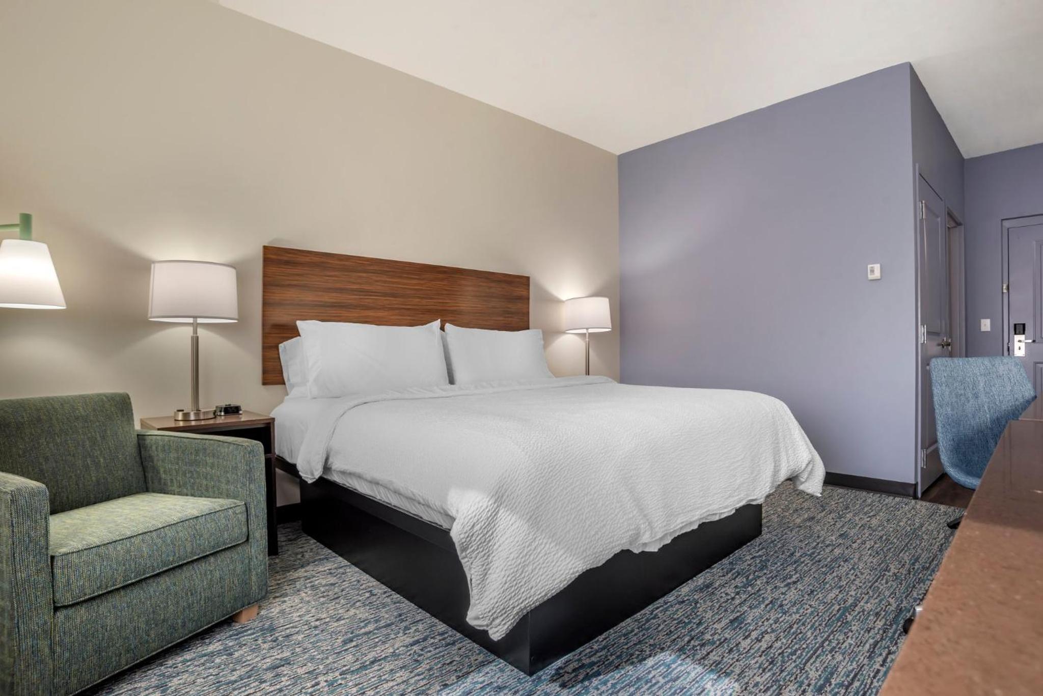 Standard King Room - Photo 5