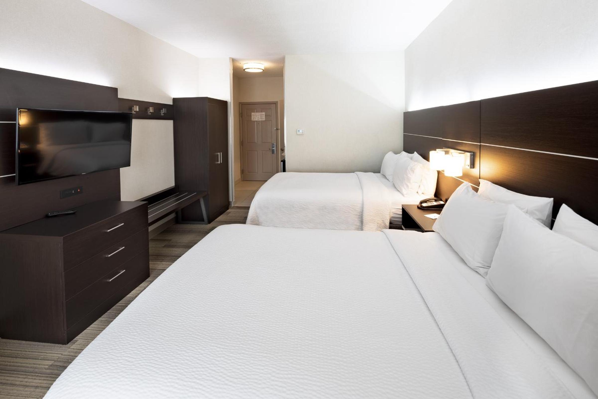 Suite - Mobility Access/Hearing Accessible - Photo 2