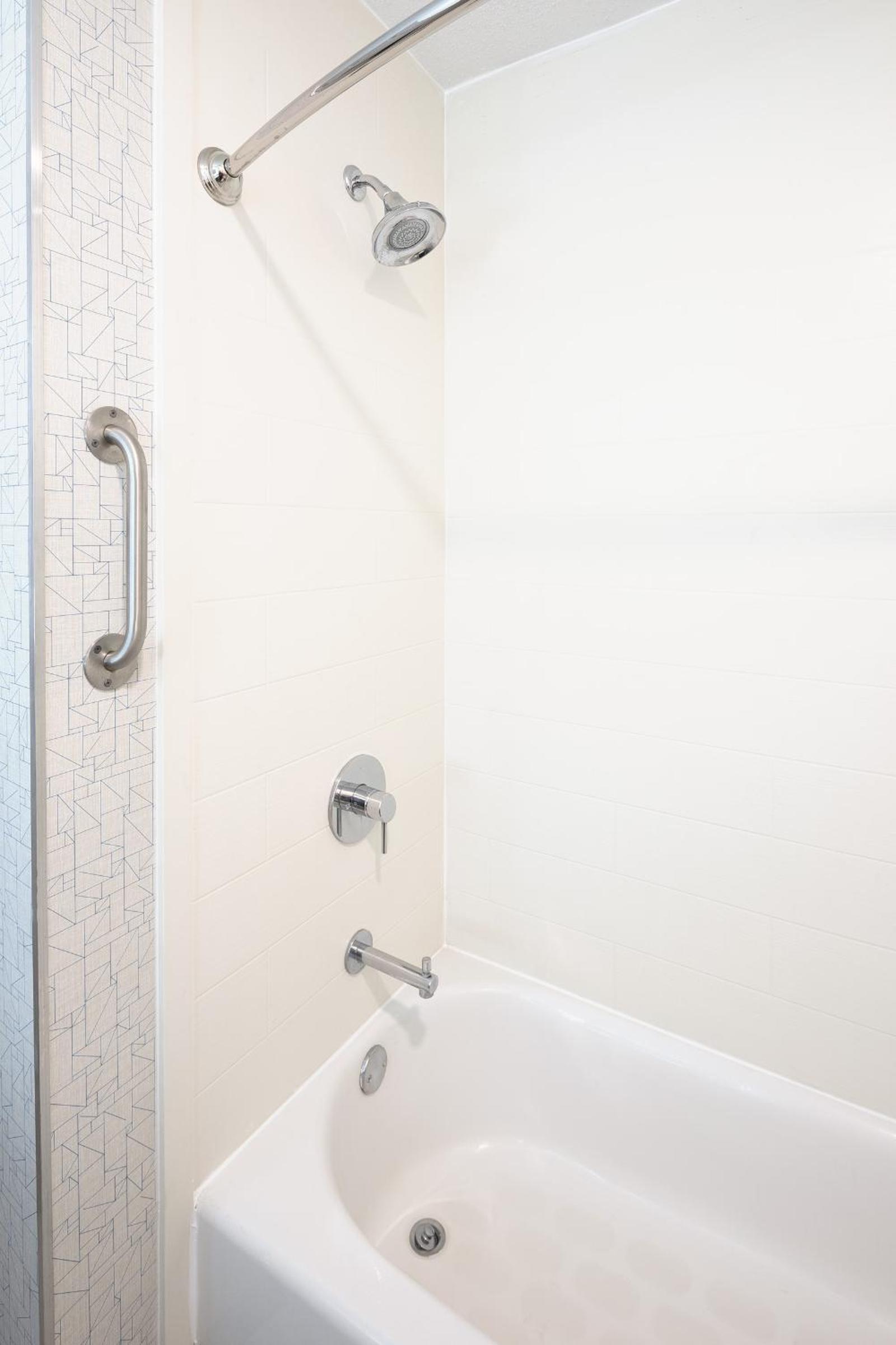 Standard Queen Room with Two Queen Beds and Tub - Mobility/Communications Accessible - Photo 1