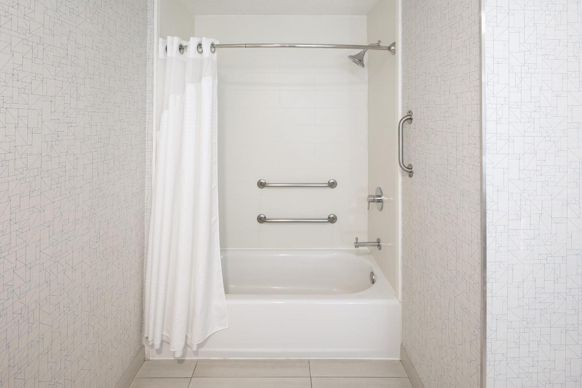 Standard Queen Room with Two Queen Beds and Tub - Mobility/Communications Accessible - Photo 2