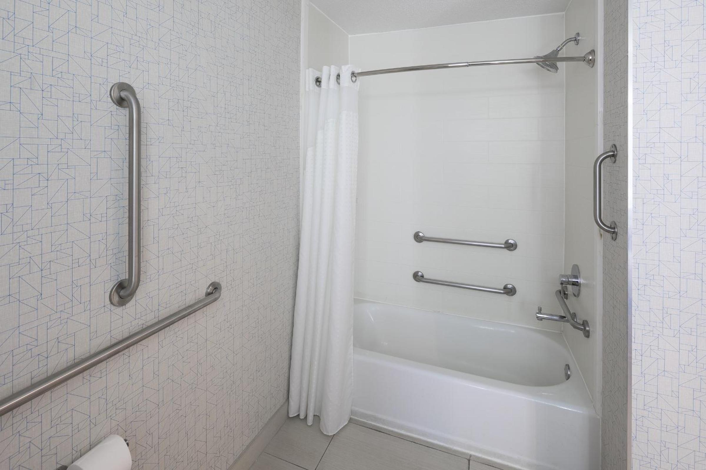 Standard Queen Room with Two Queen Beds and Tub - Mobility/Communications Accessible - Photo 3