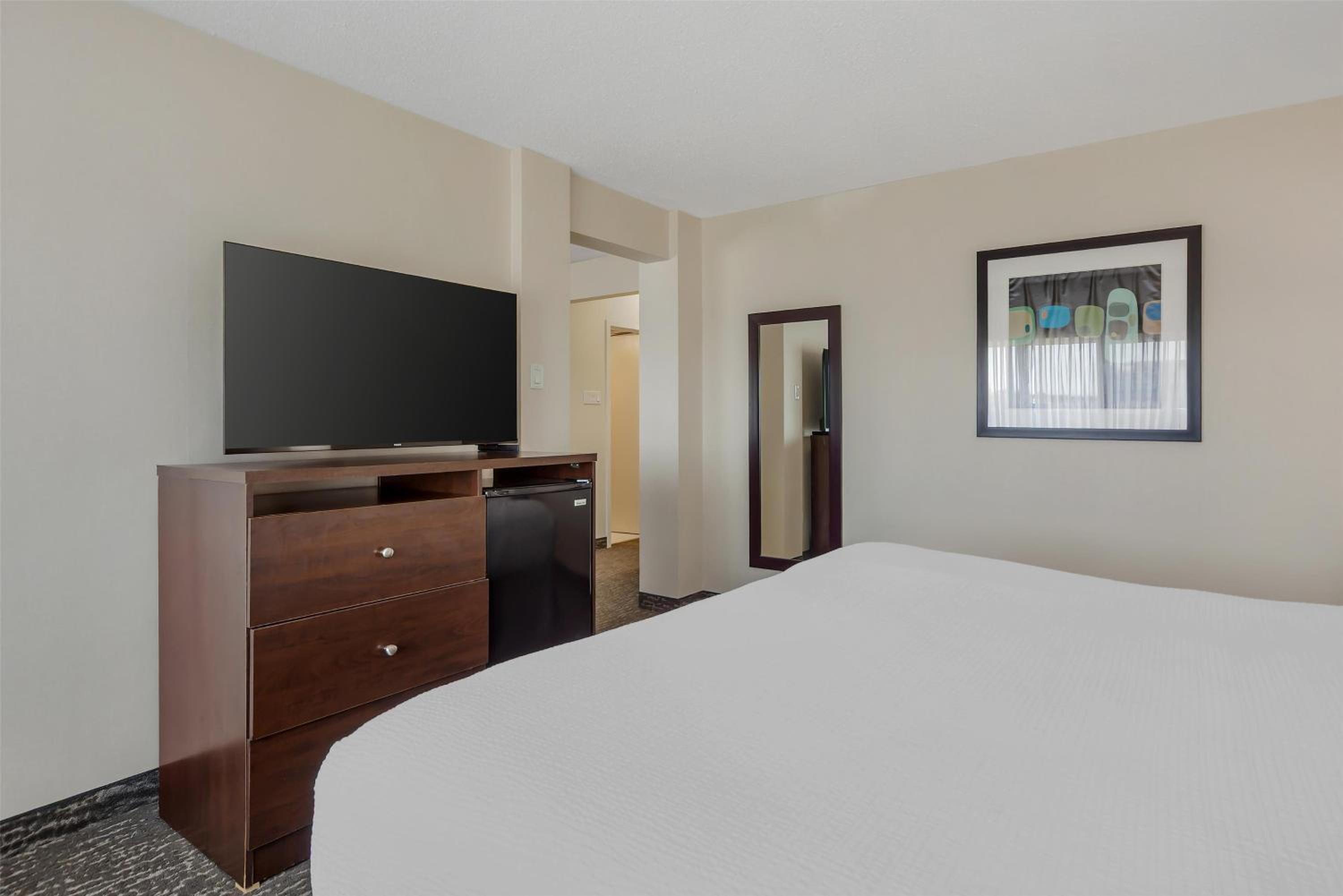 King Suite - Non-Smoking - Photo 3