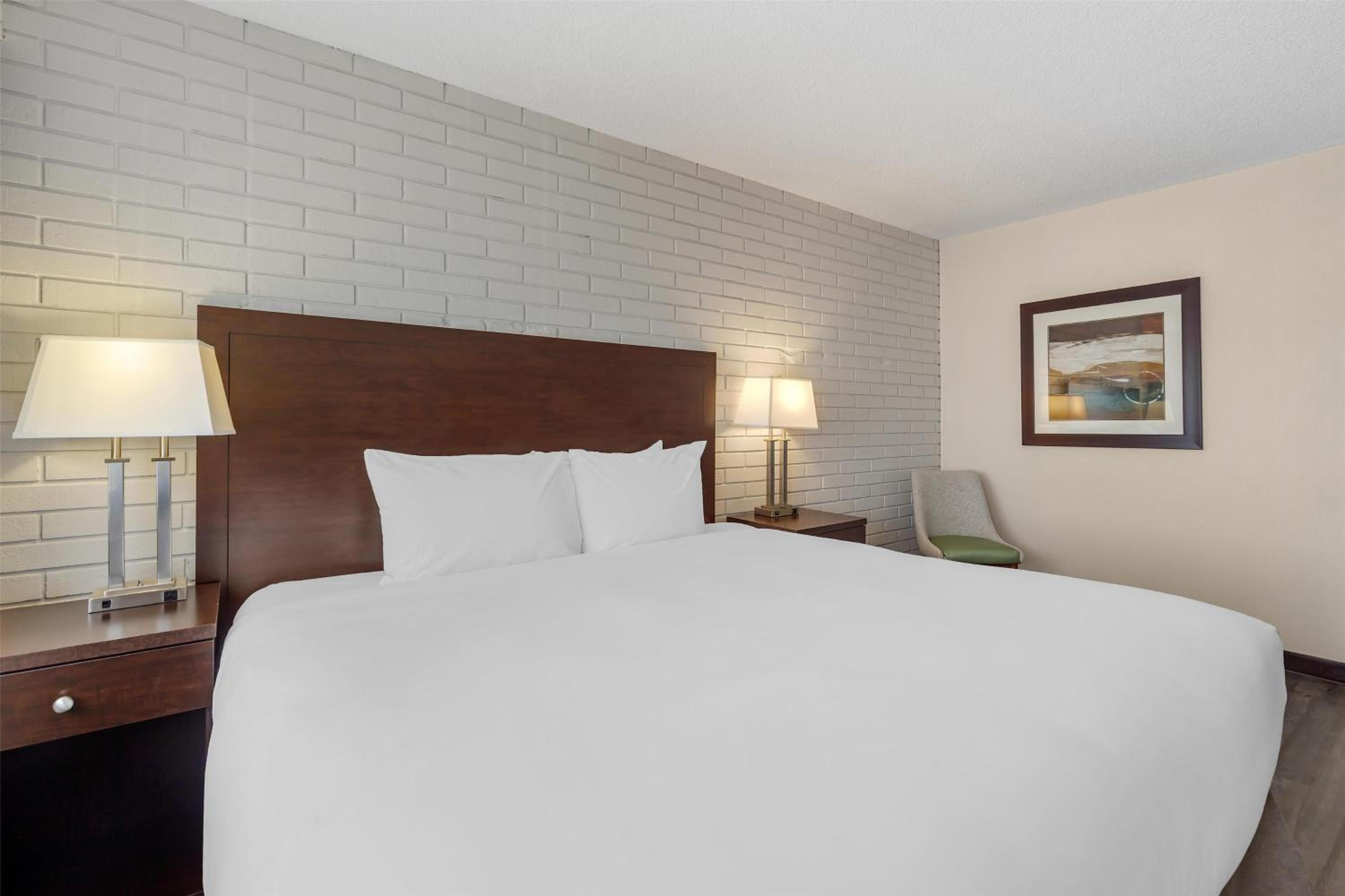 Executive King Room - Non-Smoking - Photo 3