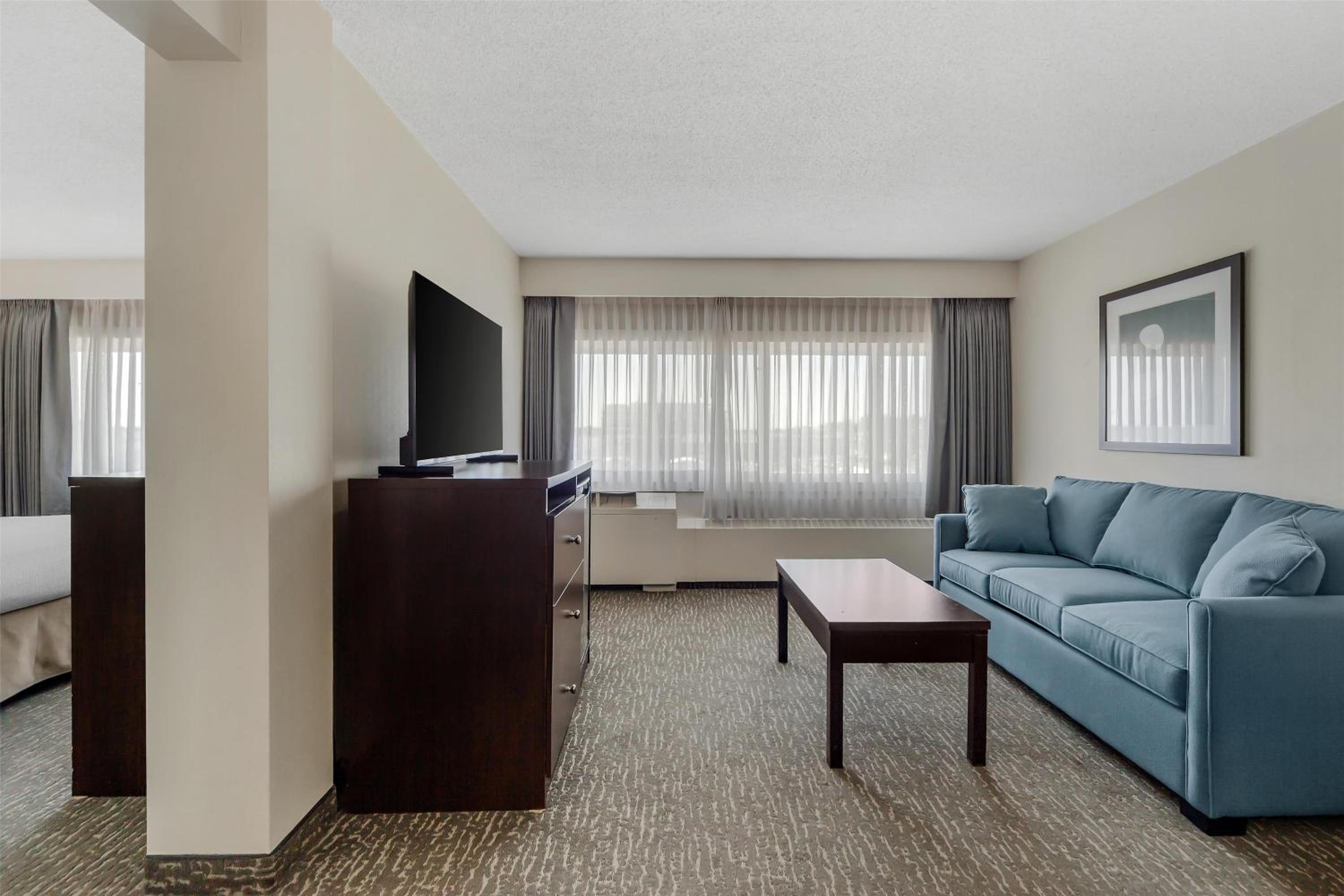 King Suite - Non-Smoking - Photo 4